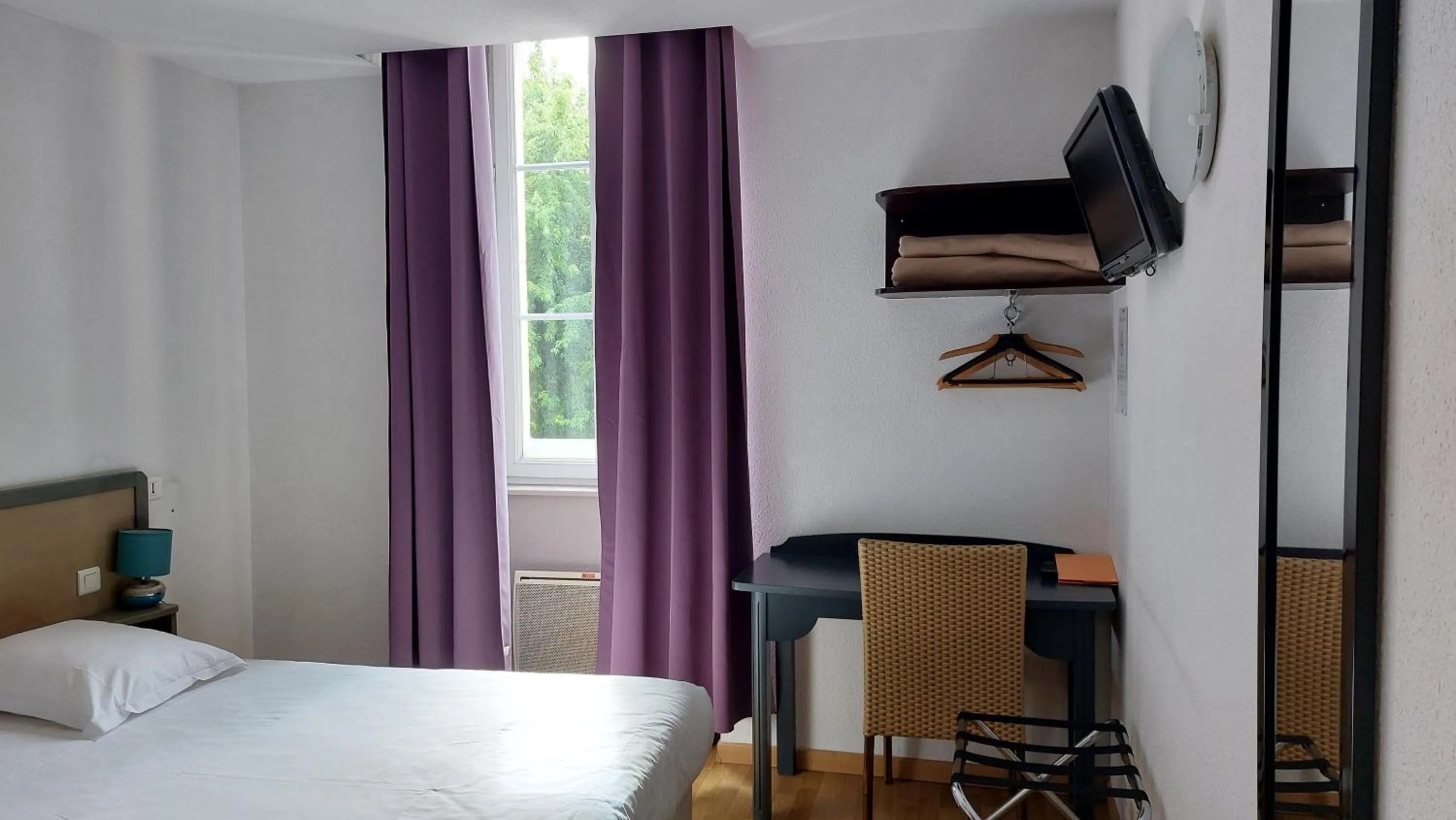 Photo of the whole room, Bed in Hôtel de France