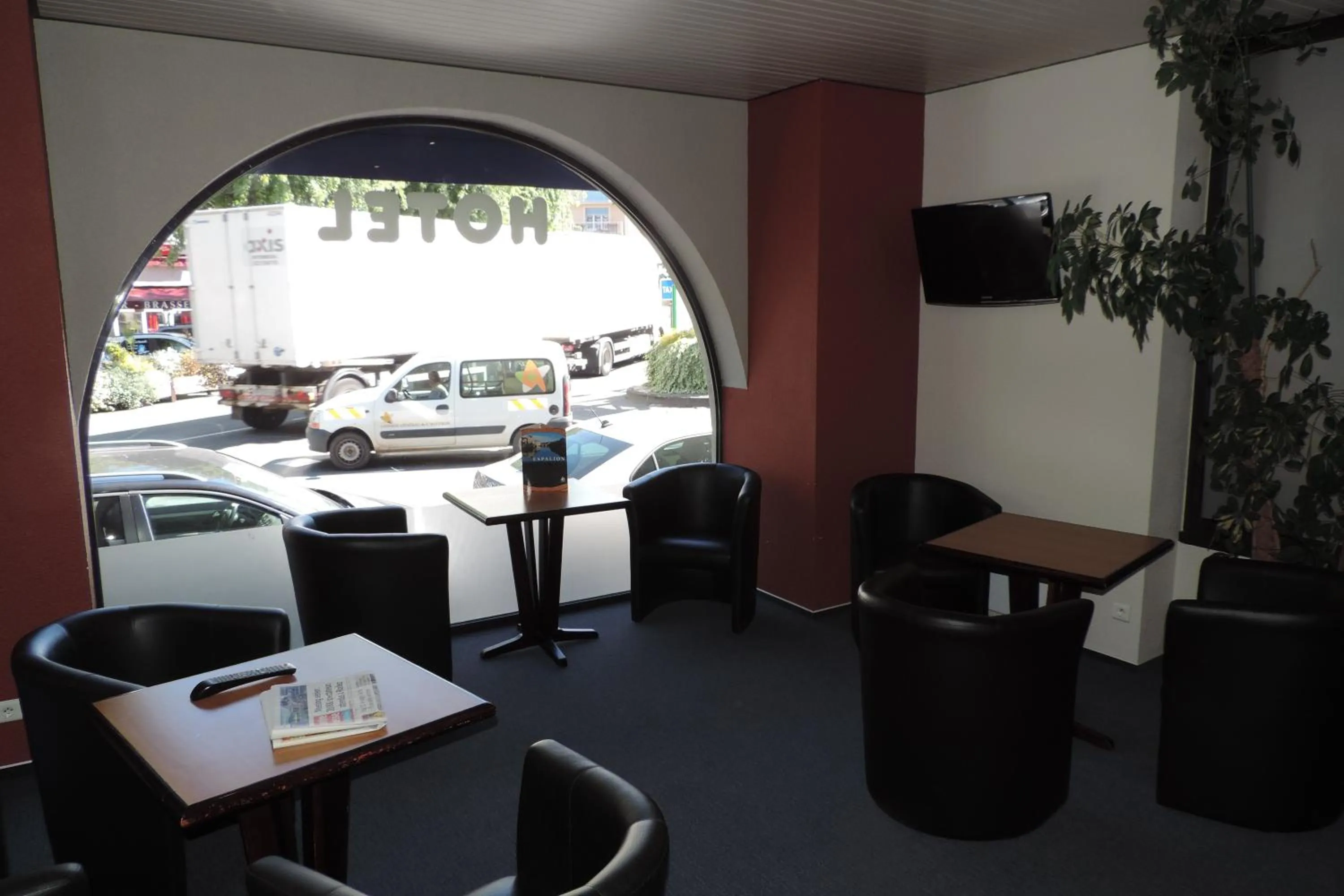 Communal lounge/ TV room in Hôtel de France