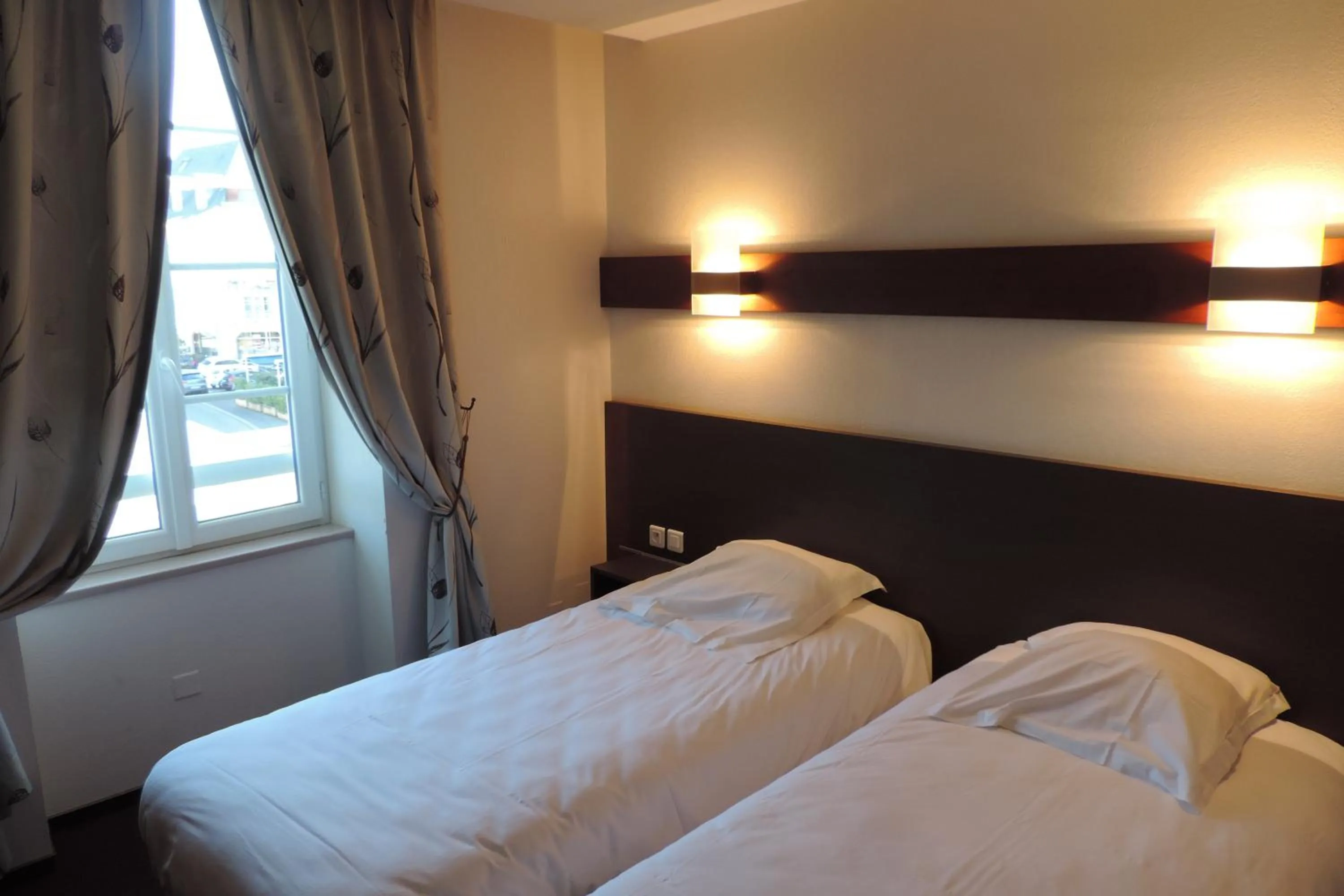 Bed in Hôtel de France