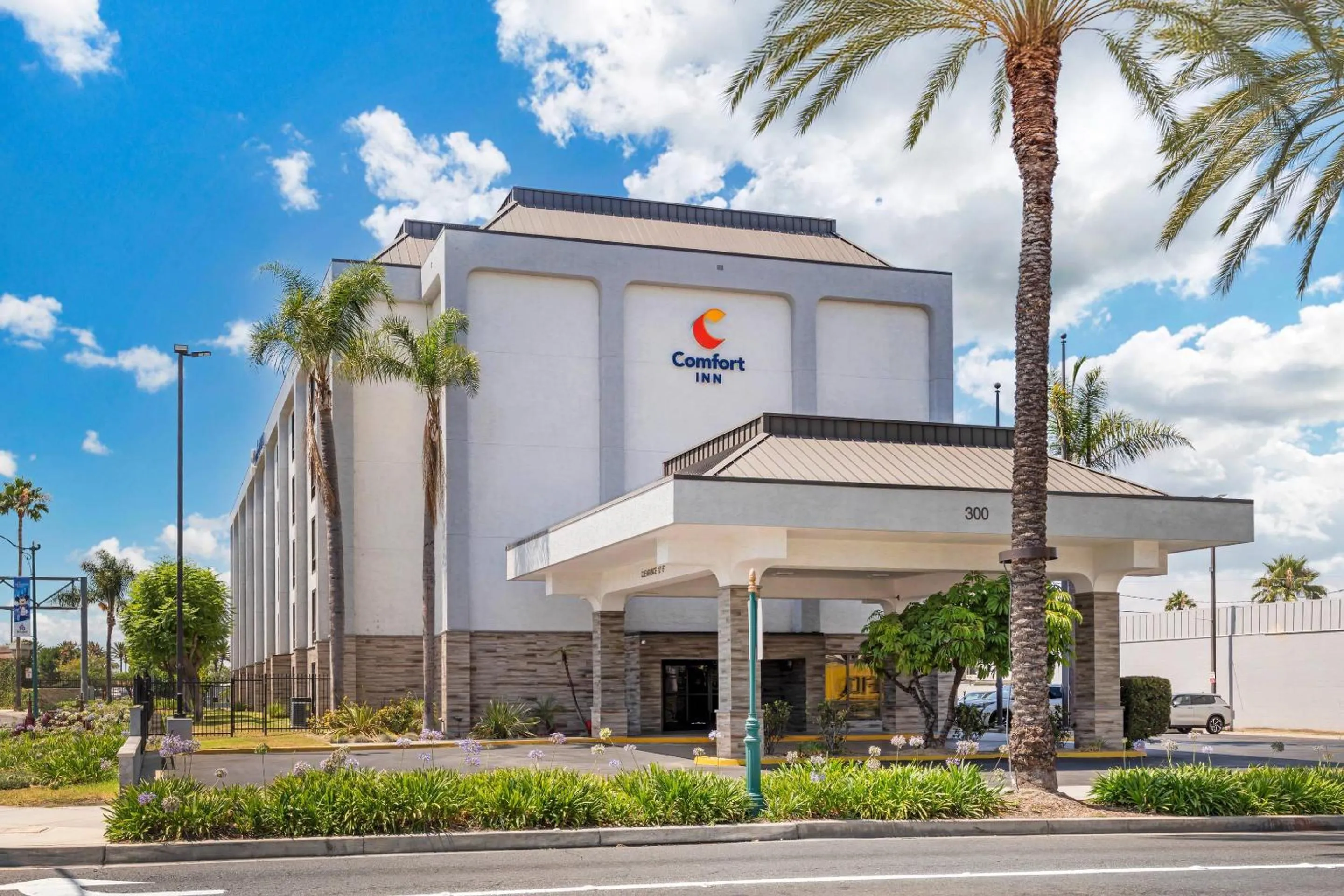 Property building in Comfort Inn Anaheim Resort