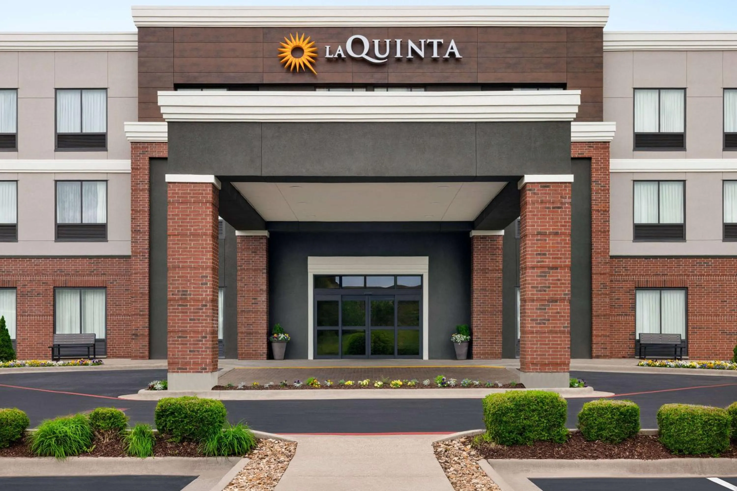 Property building in La Quinta by Wyndham Springfield Airport Plaza