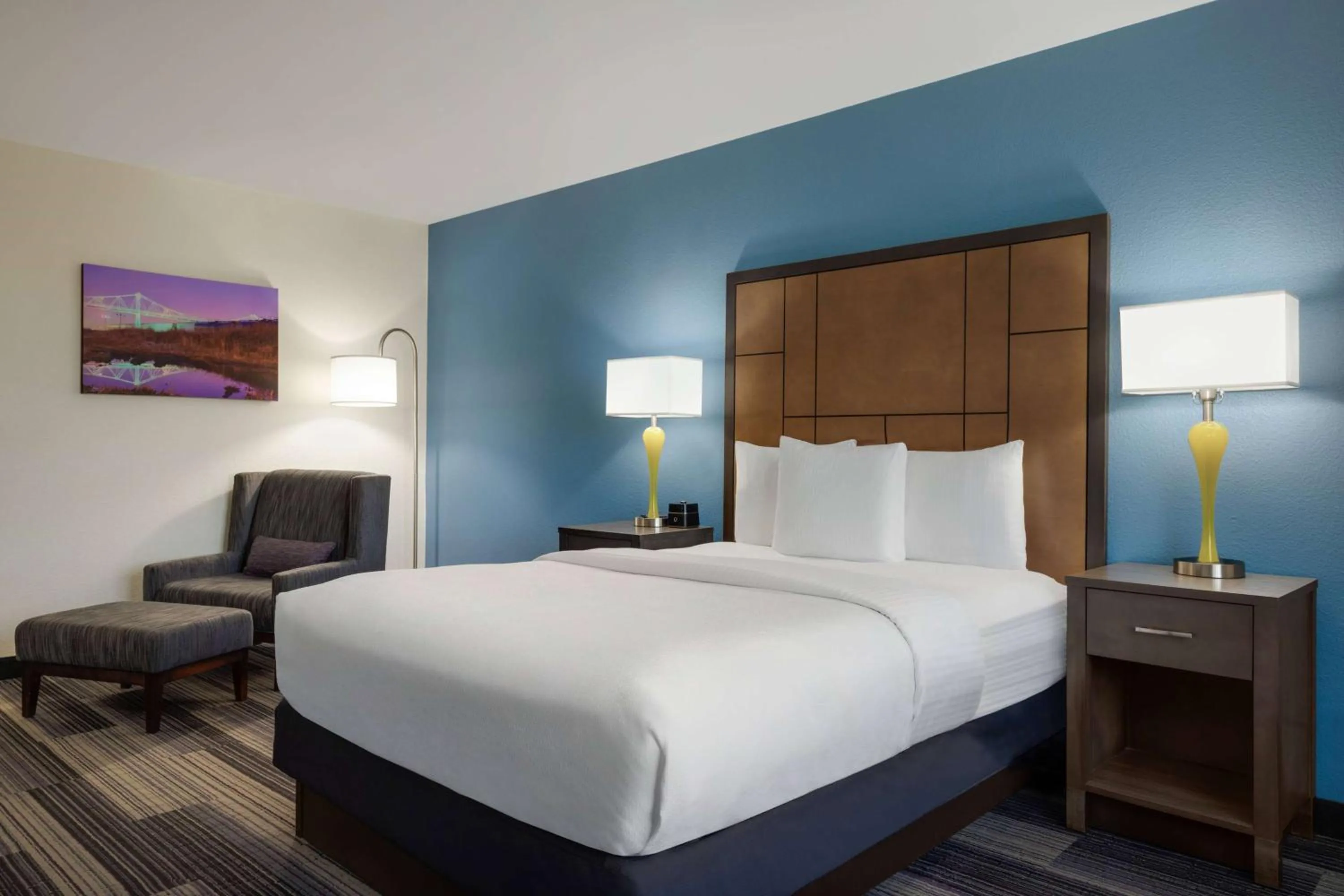 Photo of the whole room, Bed in La Quinta by Wyndham Springfield Airport Plaza