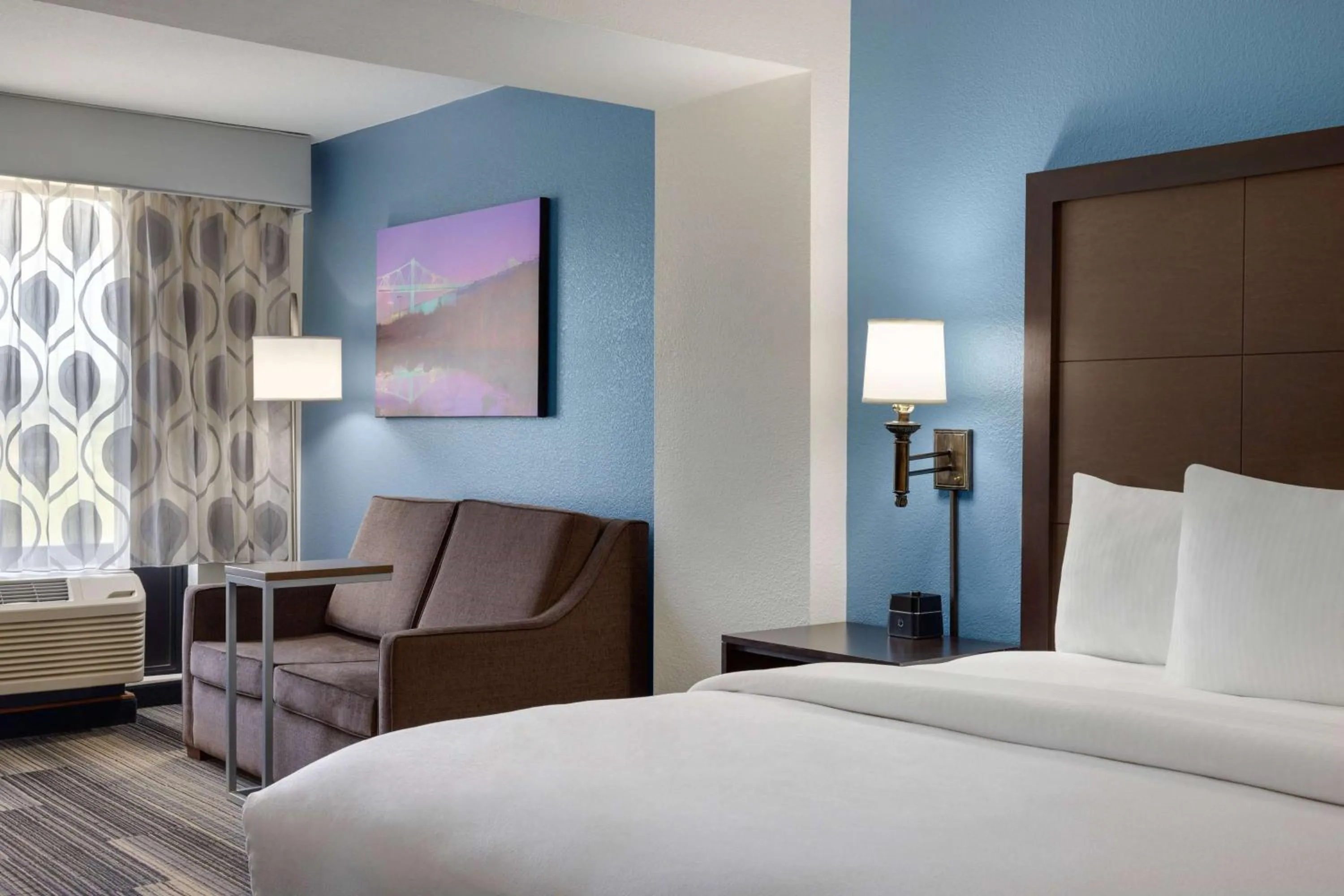 Photo of the whole room, Bed in La Quinta by Wyndham Springfield Airport Plaza