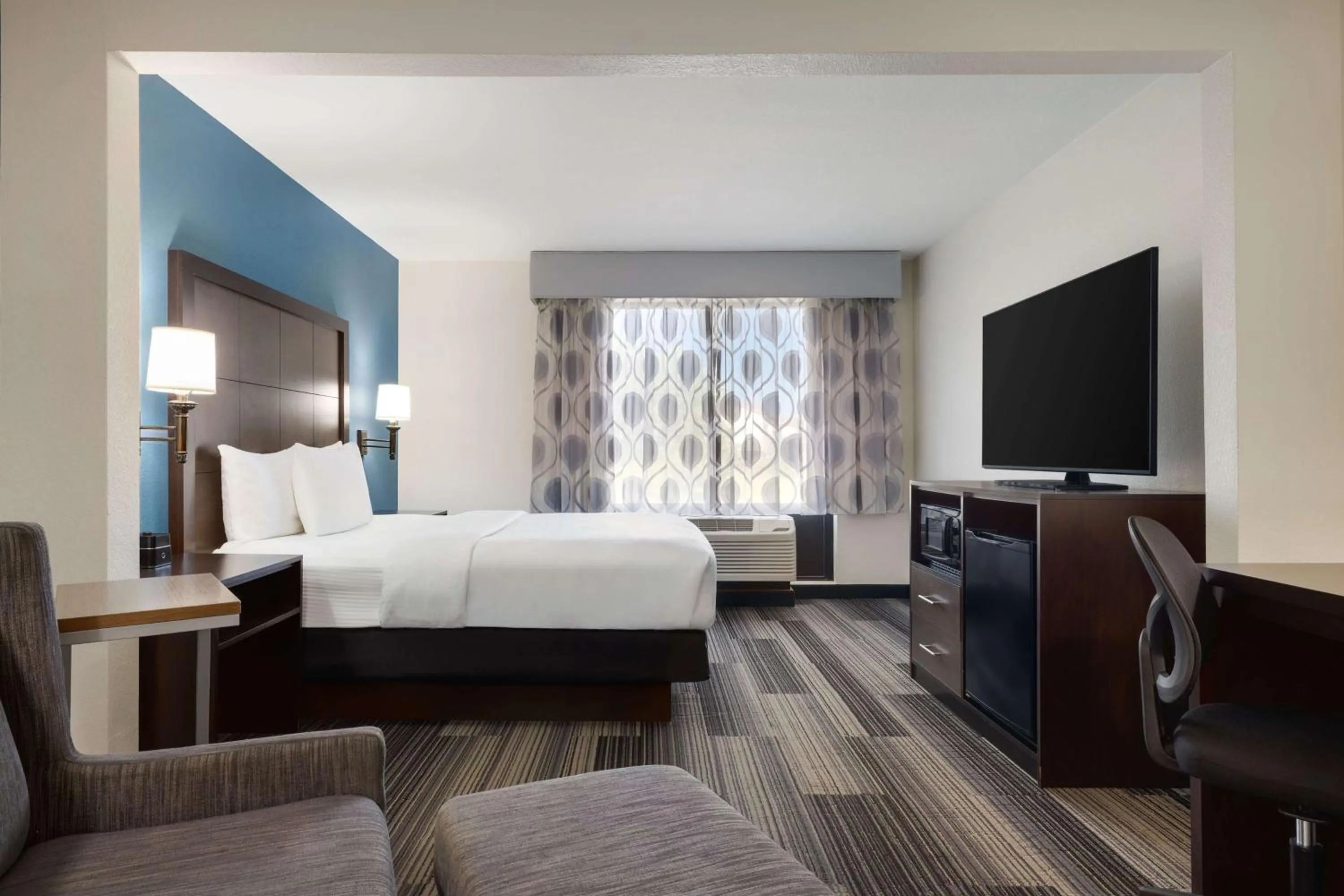 Photo of the whole room, Bed in La Quinta by Wyndham Springfield Airport Plaza