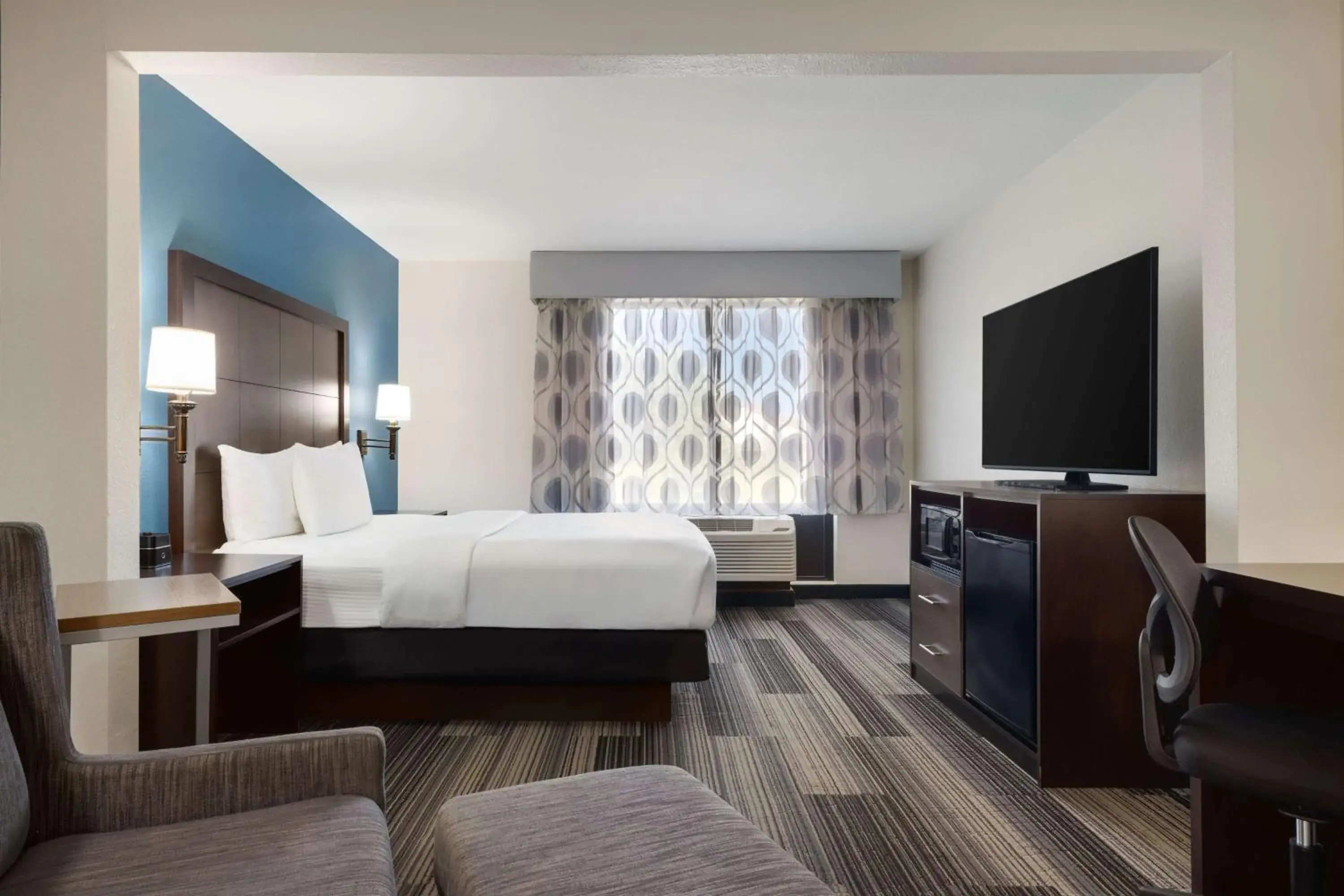 Queen Room in La Quinta by Wyndham Springfield Airport Plaza Queen Room in La Quinta by Wyndham Springfield Airport Plaza