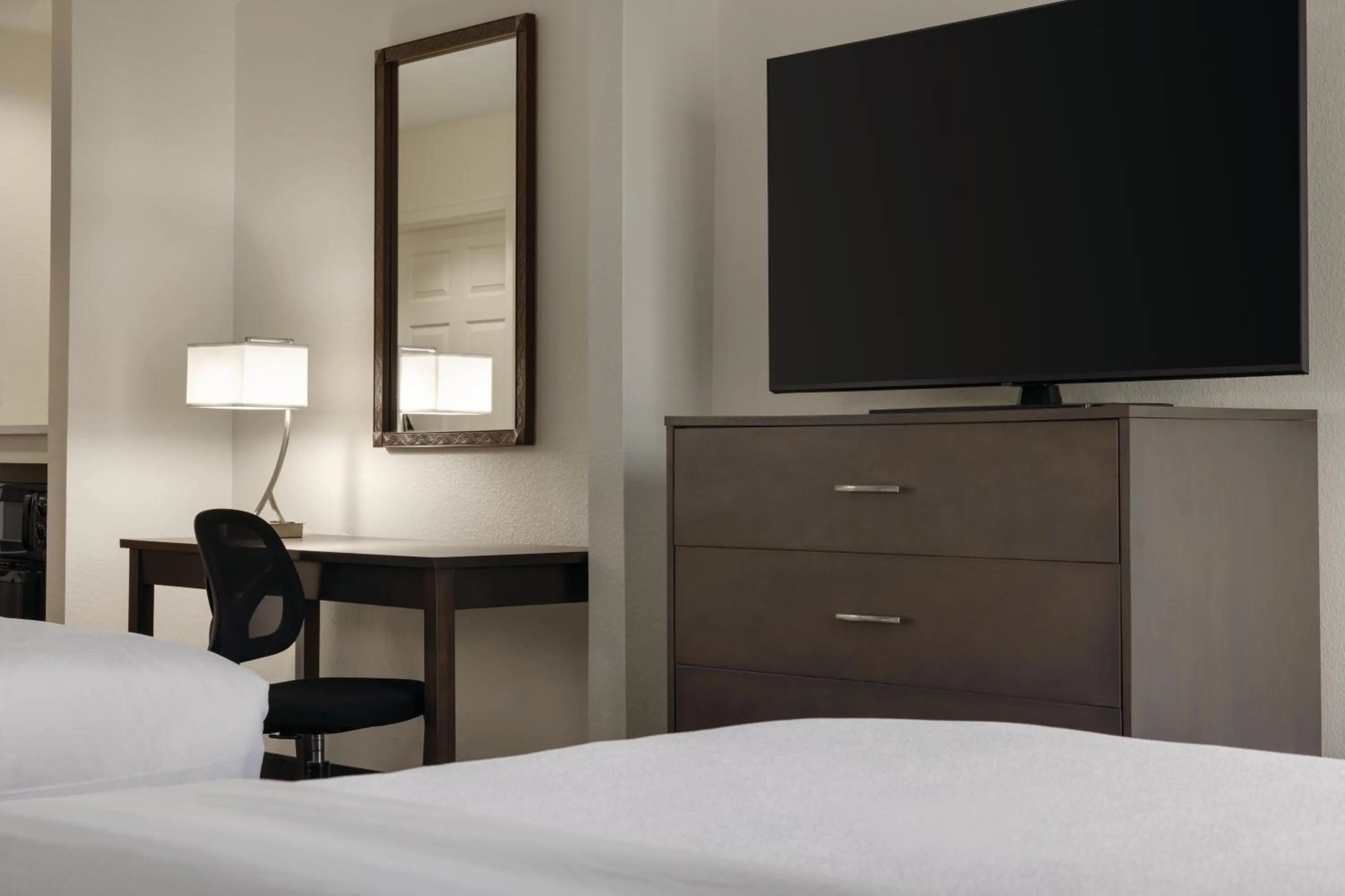 TV and multimedia, Bed in La Quinta by Wyndham Springfield Airport Plaza