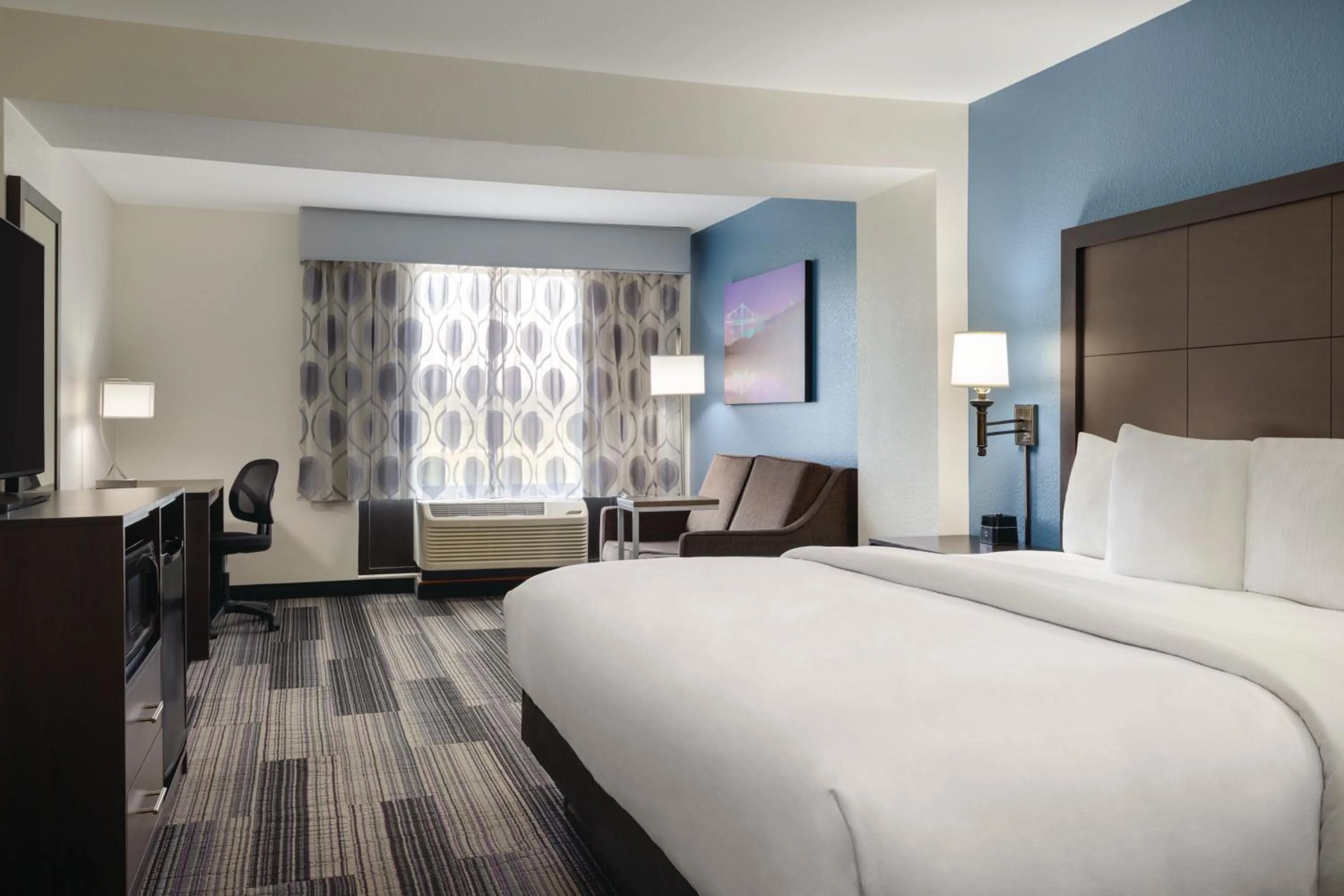 Photo of the whole room, Bed in La Quinta by Wyndham Springfield Airport Plaza