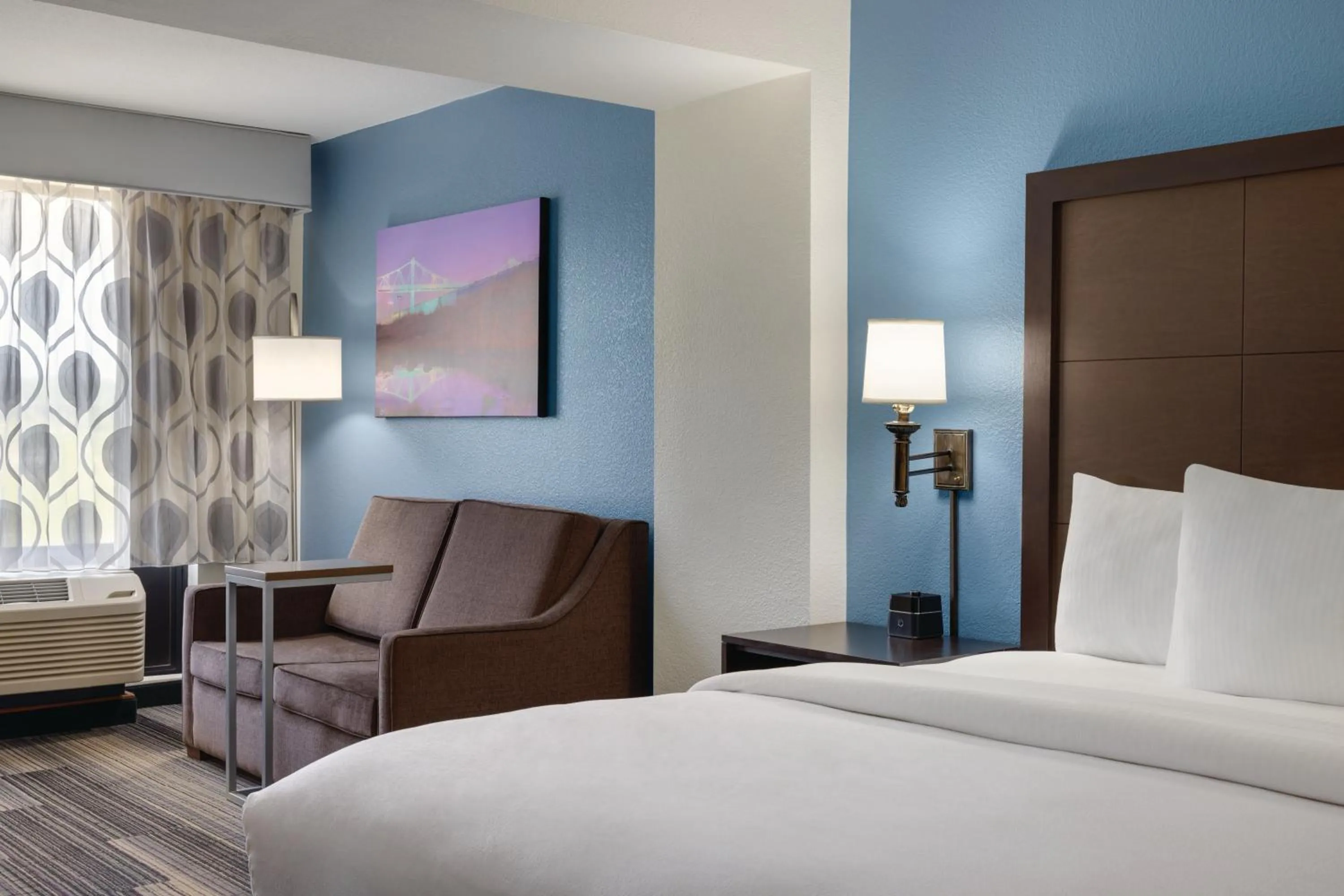 Photo of the whole room, Bed in La Quinta by Wyndham Springfield Airport Plaza