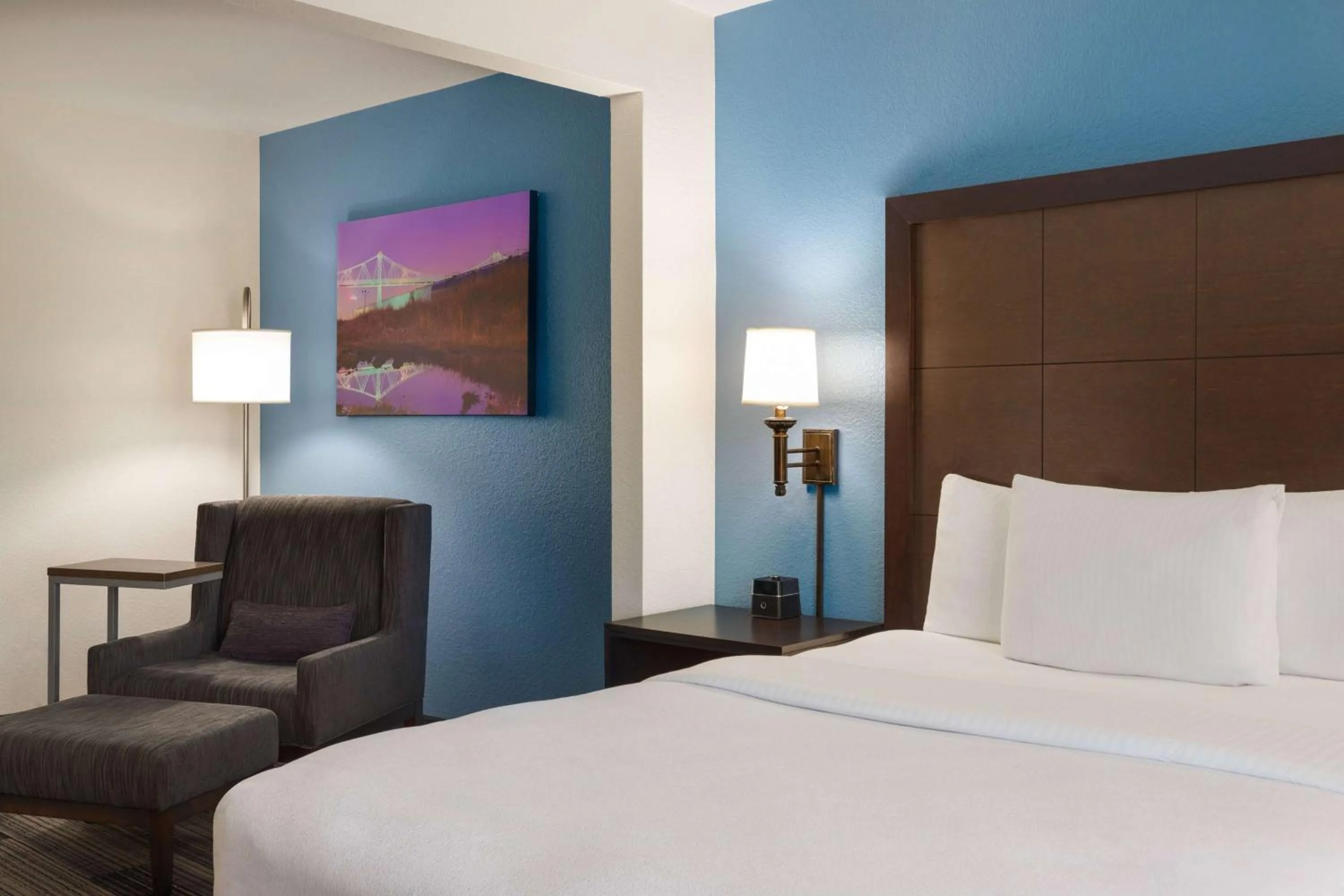 Photo of the whole room, Bed in La Quinta by Wyndham Springfield Airport Plaza