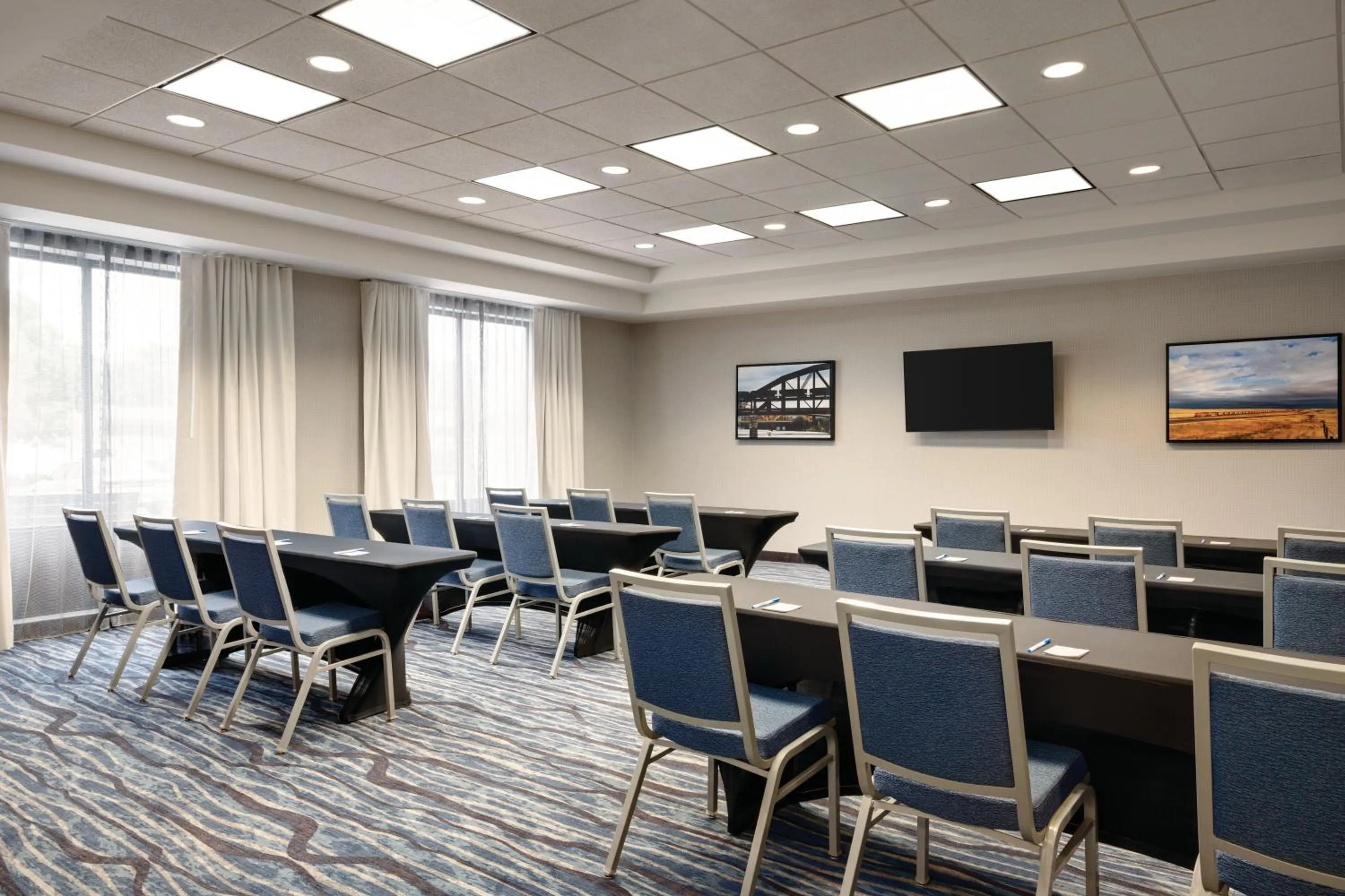 Meeting/conference room in La Quinta by Wyndham Springfield Airport Plaza