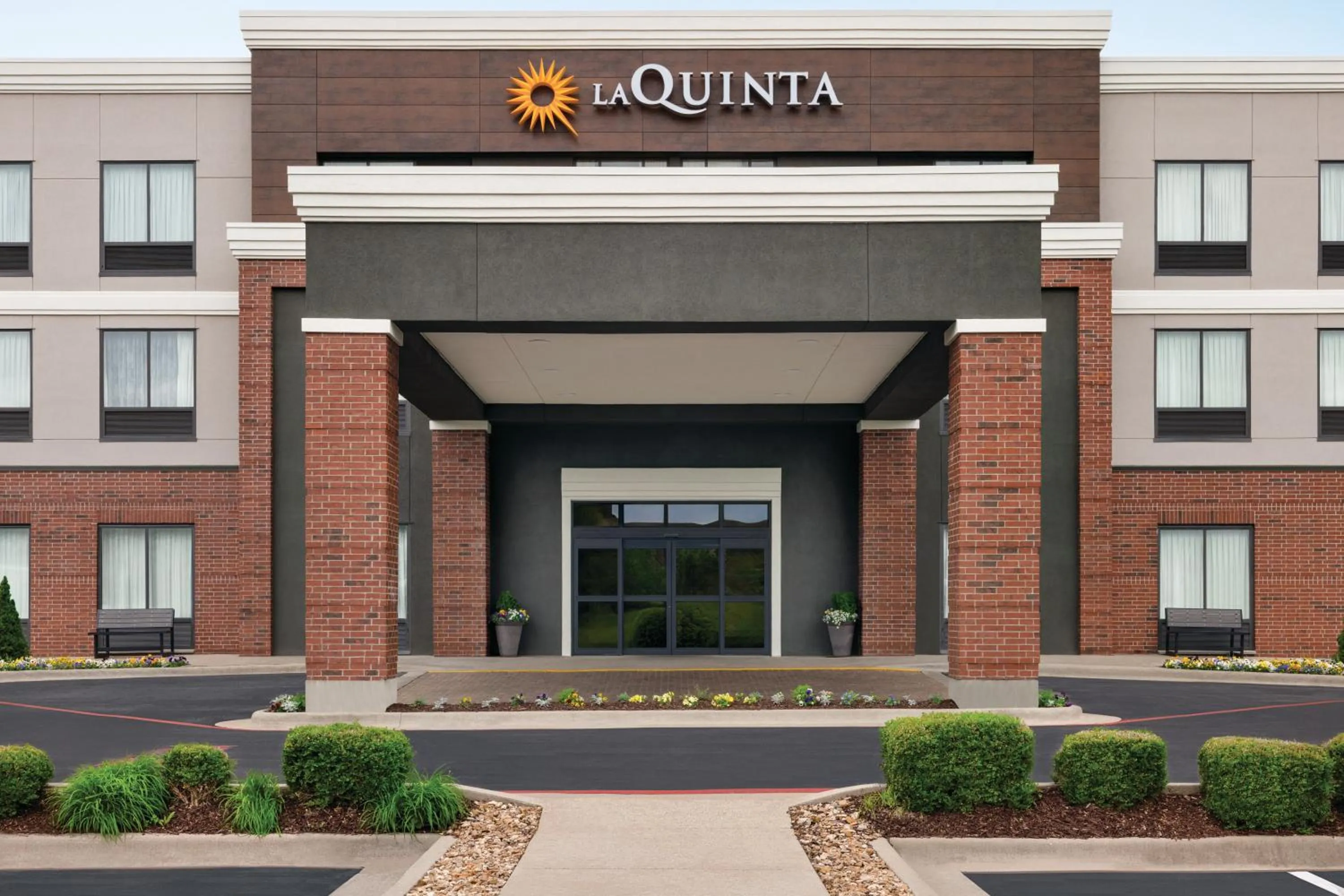 Facade/entrance in La Quinta by Wyndham Springfield Airport Plaza