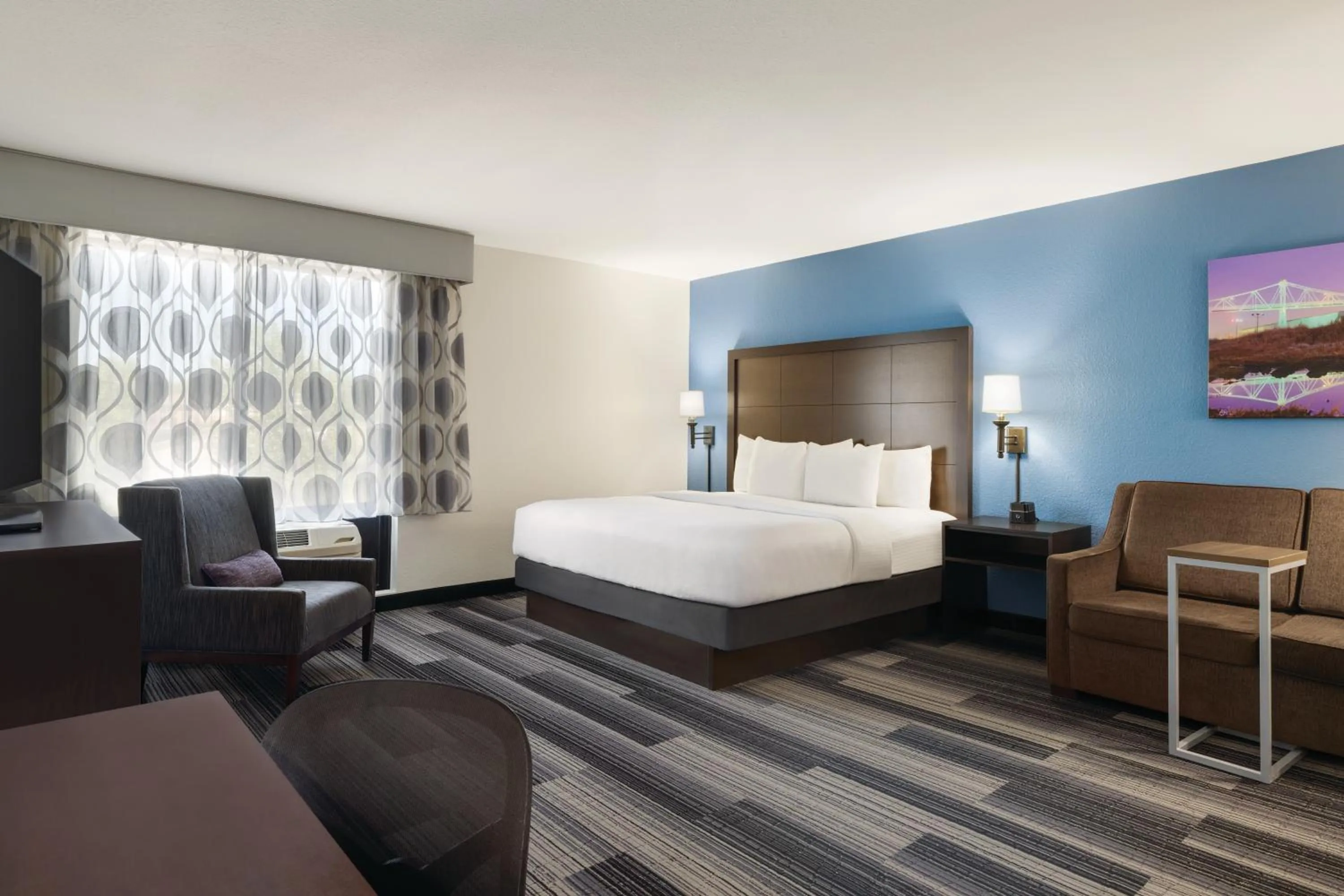 Photo of the whole room, Bed in La Quinta by Wyndham Springfield Airport Plaza
