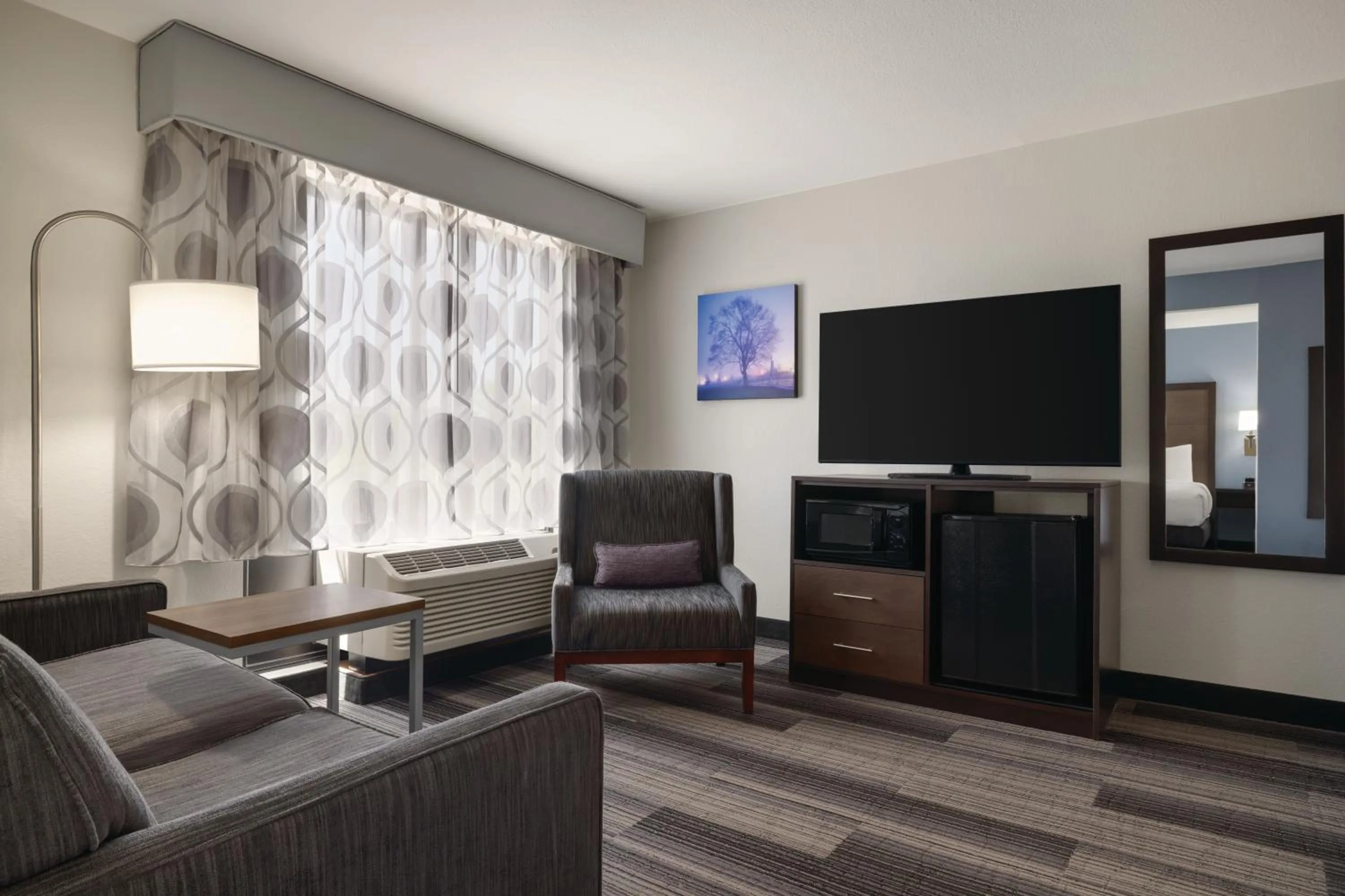 TV and multimedia in La Quinta by Wyndham Springfield Airport Plaza