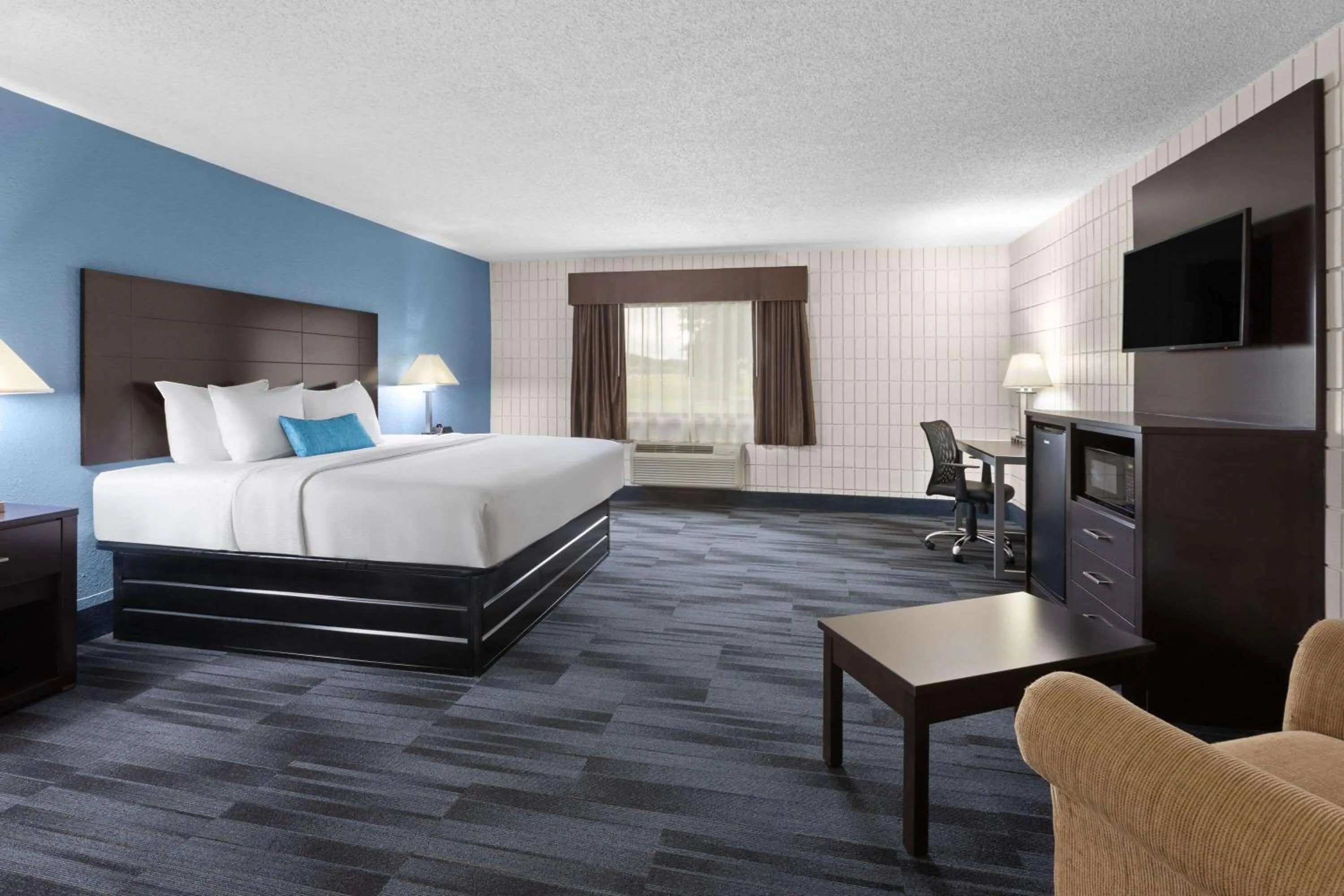 Photo of the whole room, Bed in Baymont Inn and Suites by Wyndham Farmington, MO