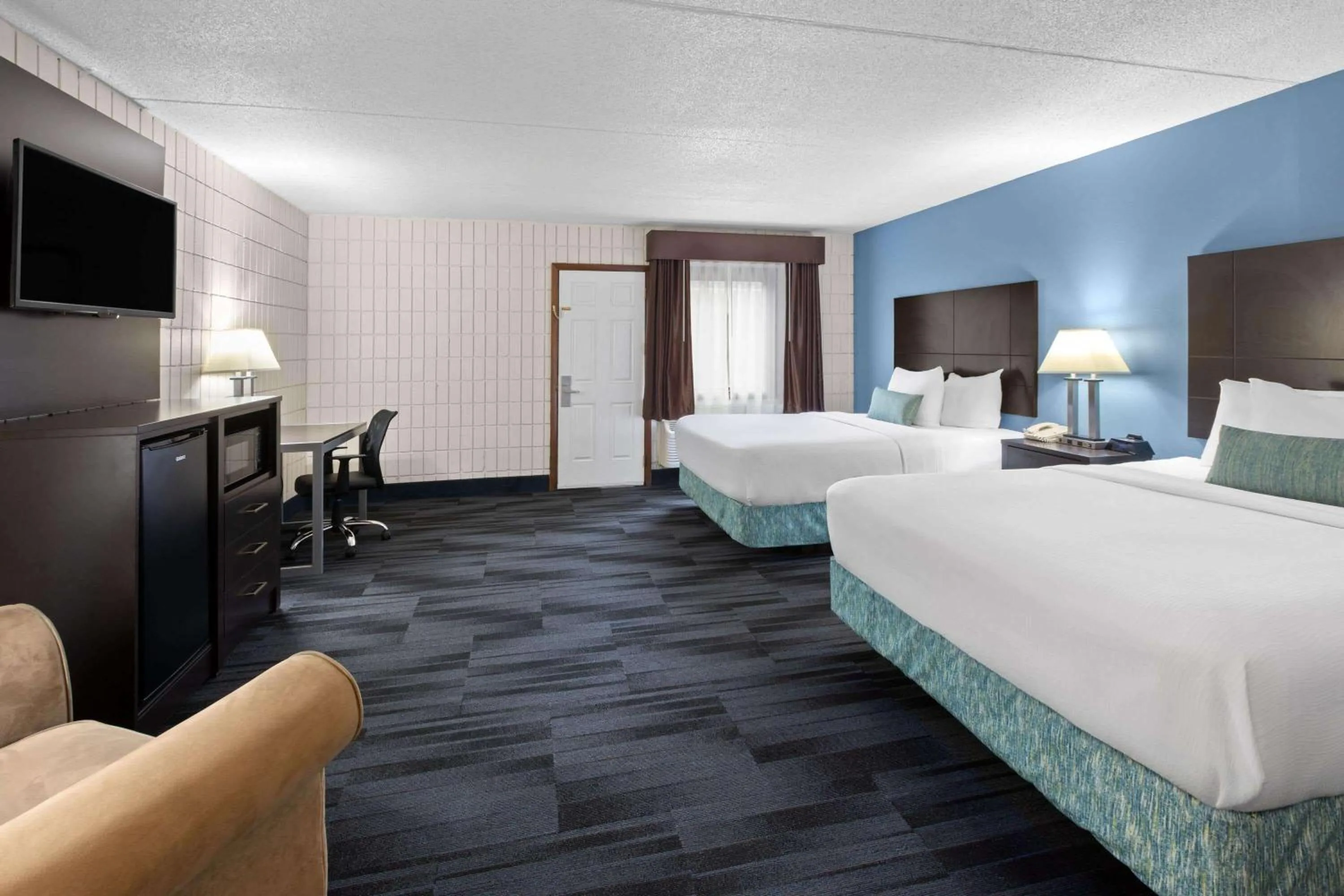 Photo of the whole room, Bed in Baymont Inn and Suites by Wyndham Farmington, MO