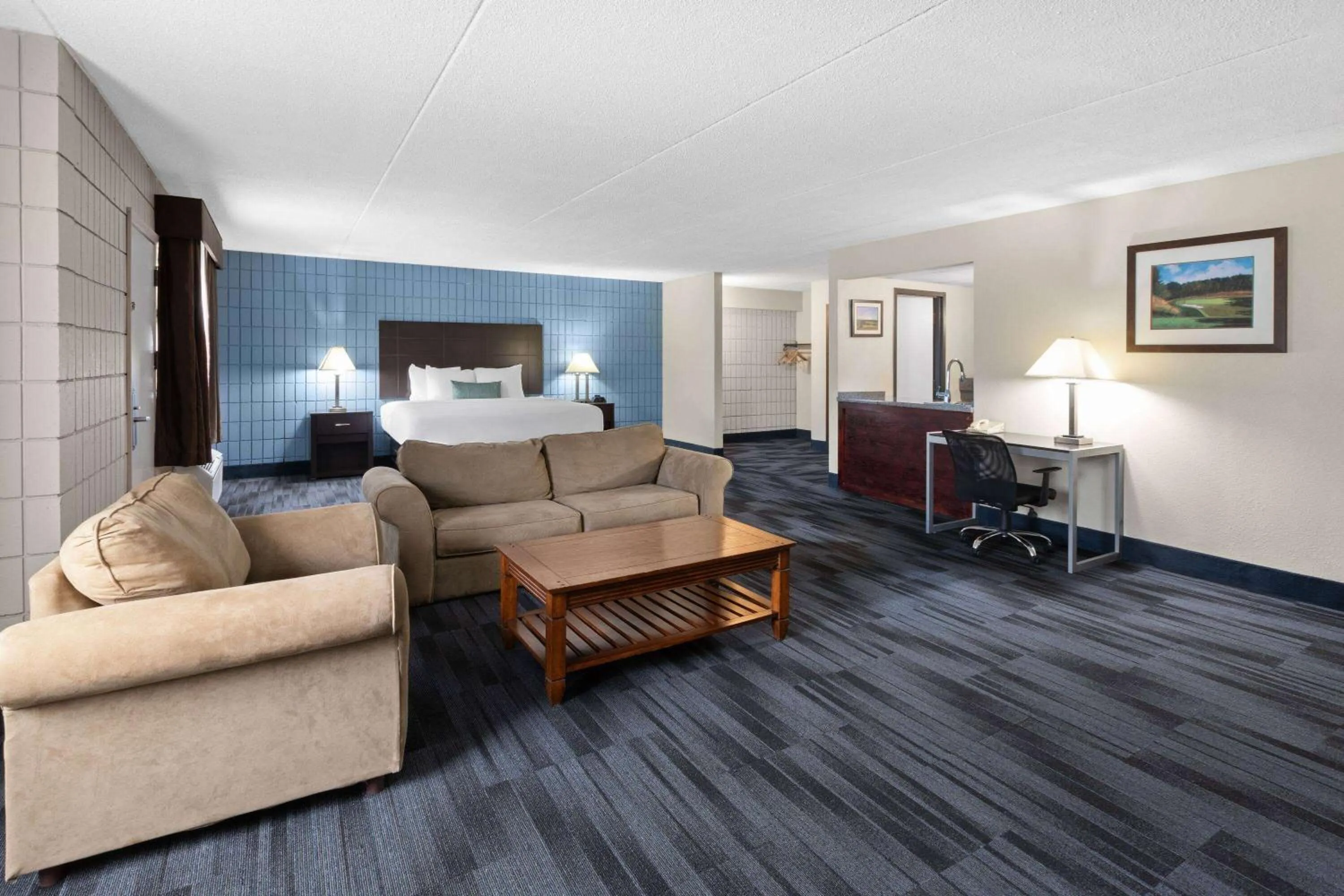 Photo of the whole room, Bed in Baymont Inn and Suites by Wyndham Farmington, MO