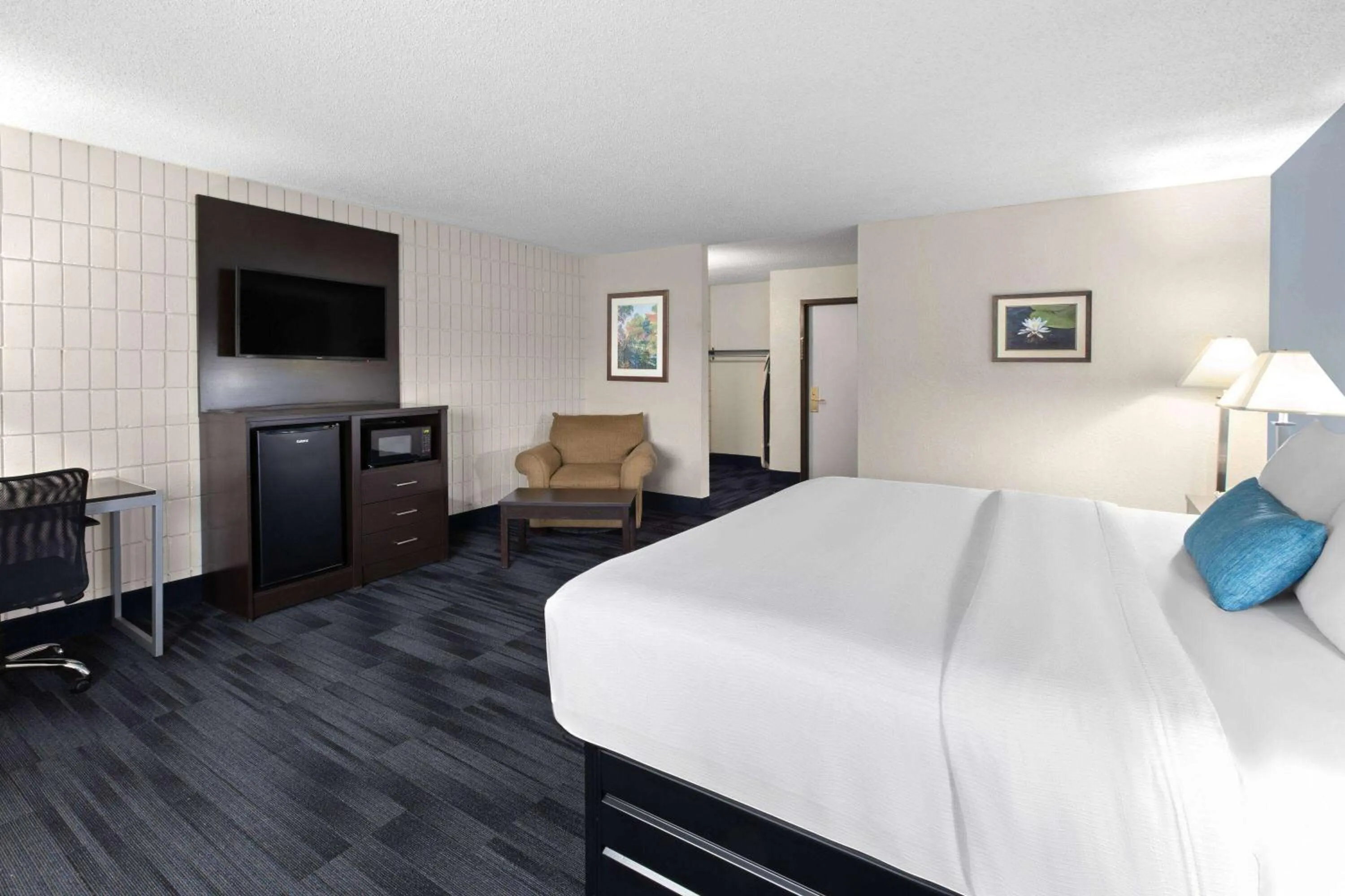 Photo of the whole room, Bed in Baymont Inn and Suites by Wyndham Farmington, MO
