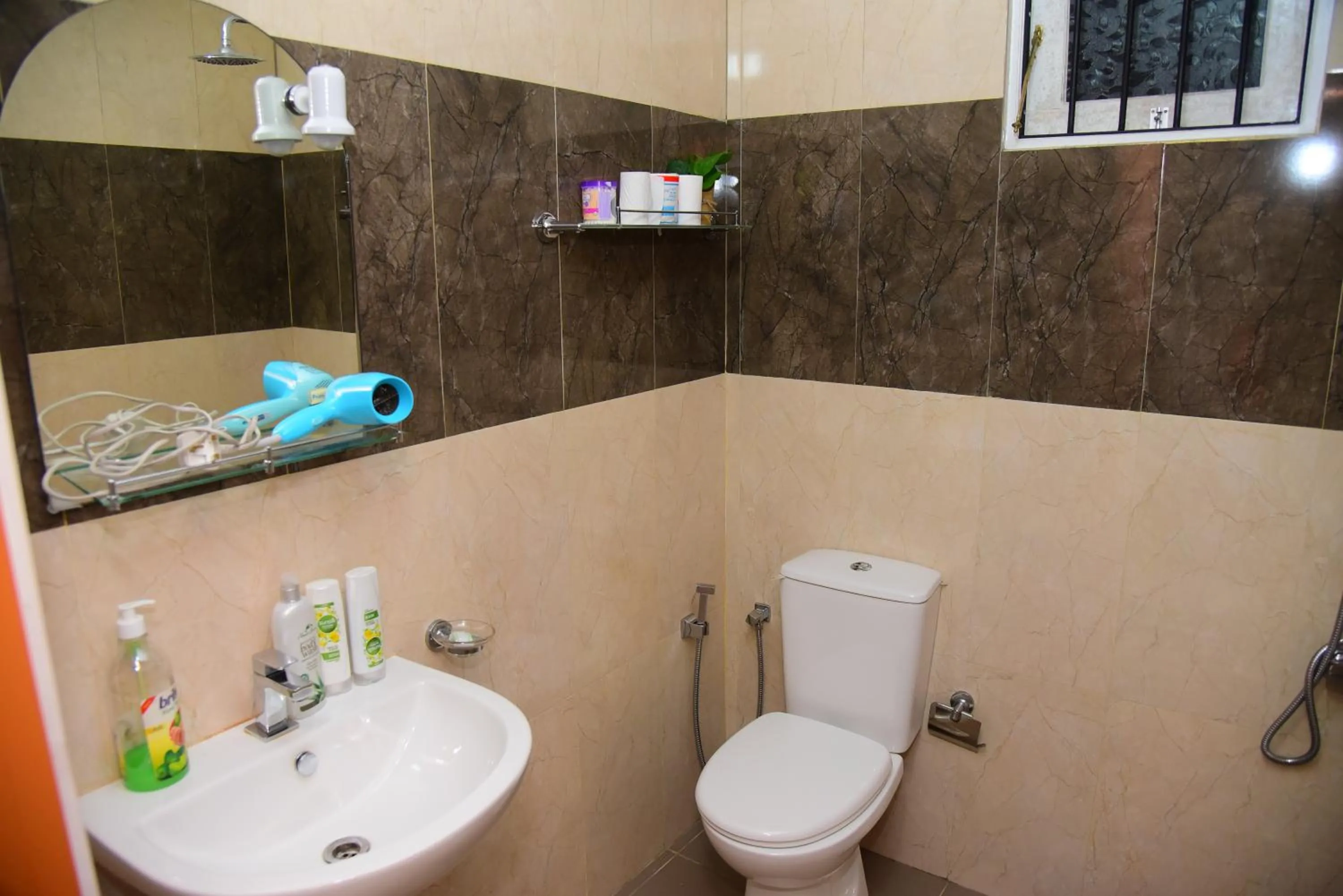 Bathroom in White Villa Airport Transit Hotel