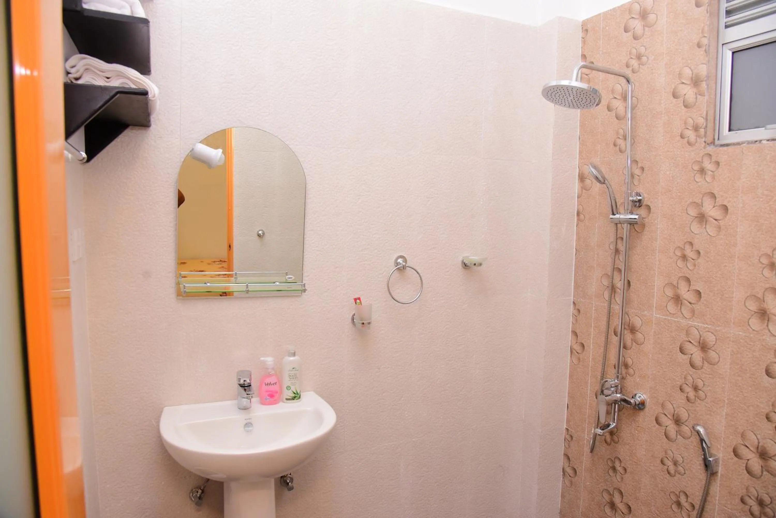 Bathroom in White Villa Airport Transit Hotel