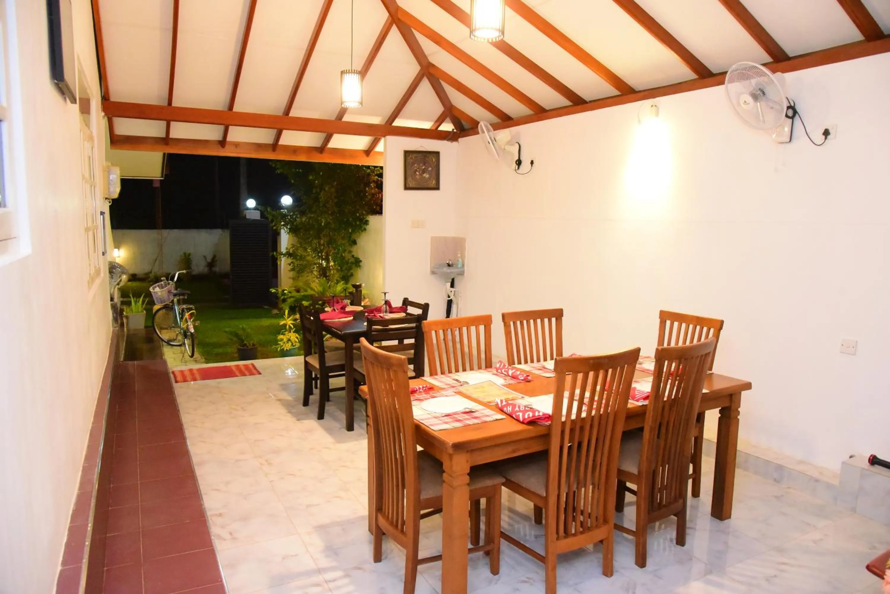 Restaurant/places to eat in White Villa Airport Transit Hotel