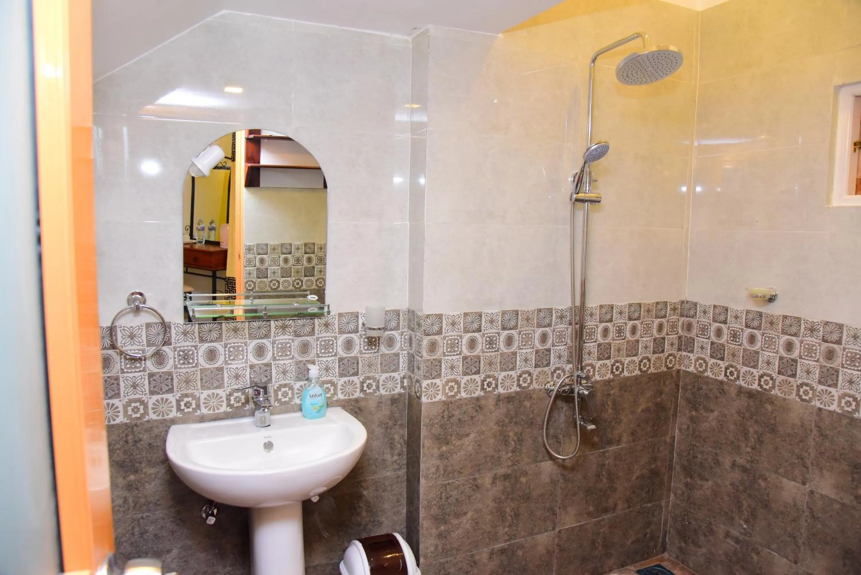 Bathroom in White Villa Airport Transit Hotel