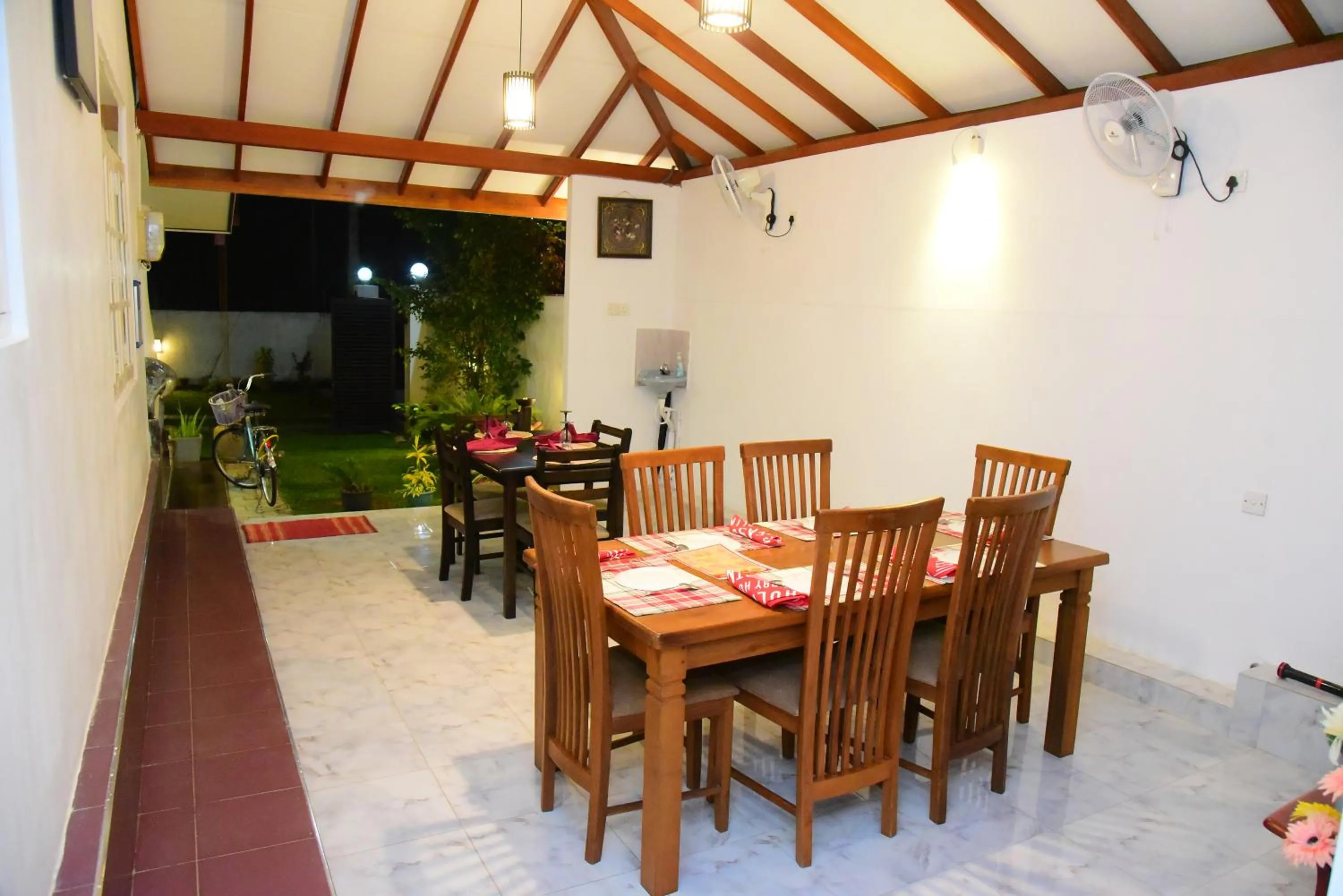 Food and drinks in White Villa Airport Transit Hotel