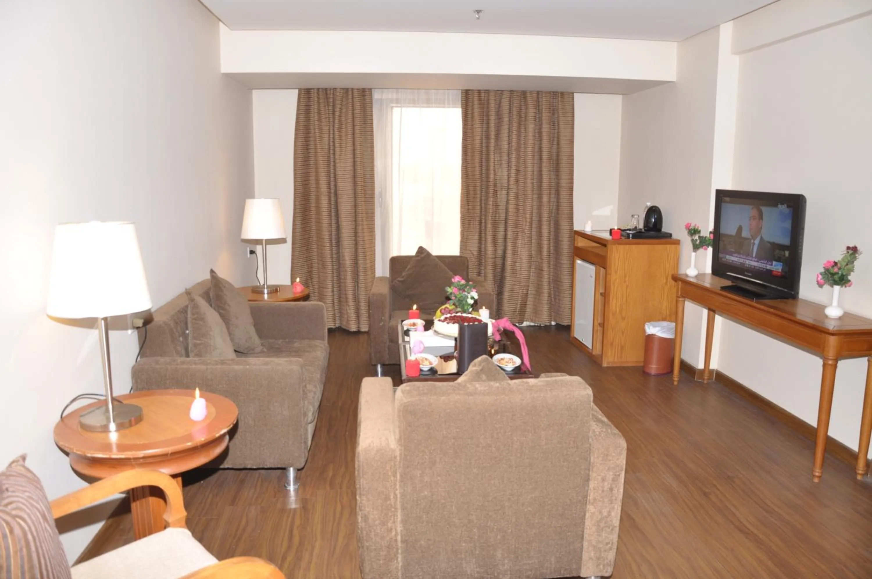 Living room in Reef Al Malaz International Hotel by Al Azmy