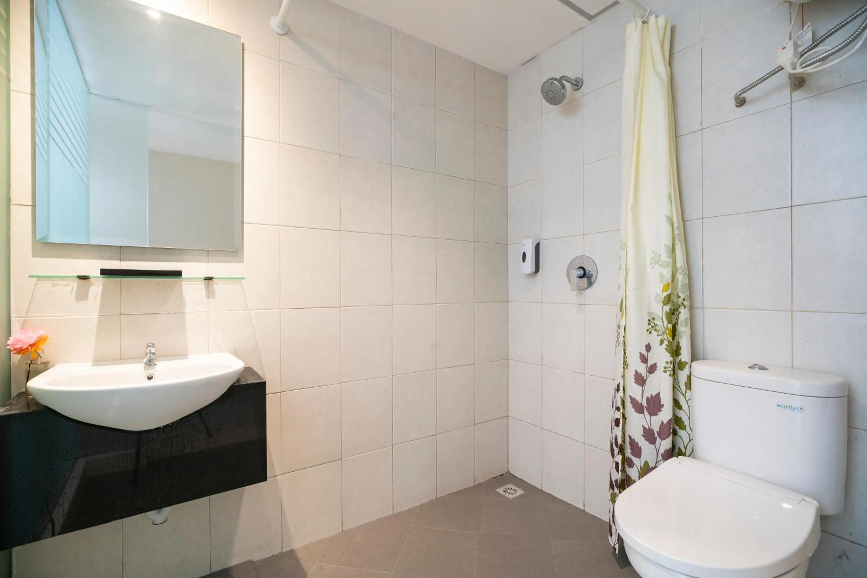 Shower in The Gloria Suites Grogol