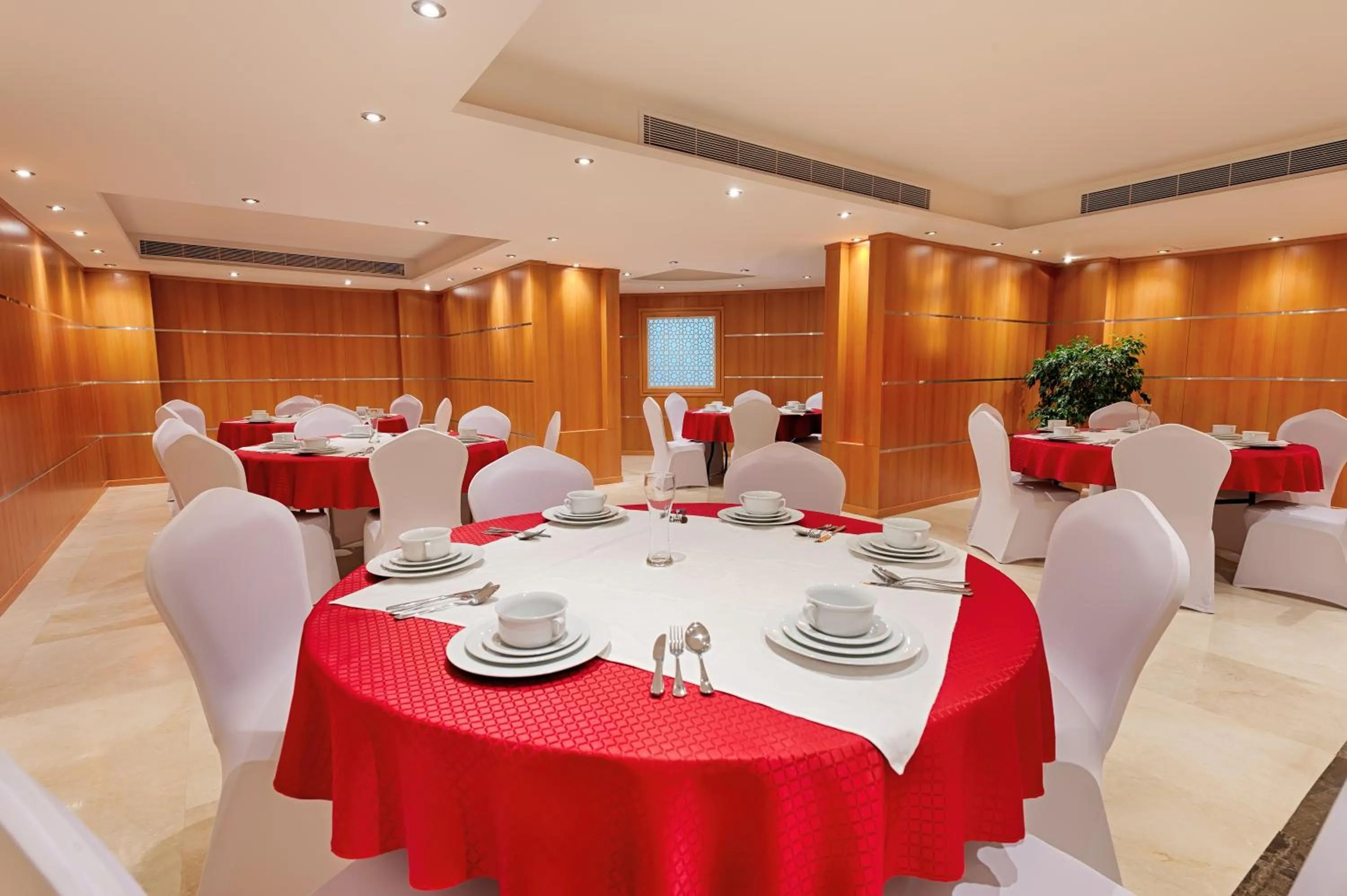 Restaurant/places to eat in Snaf Inn ِAzizia Hotel