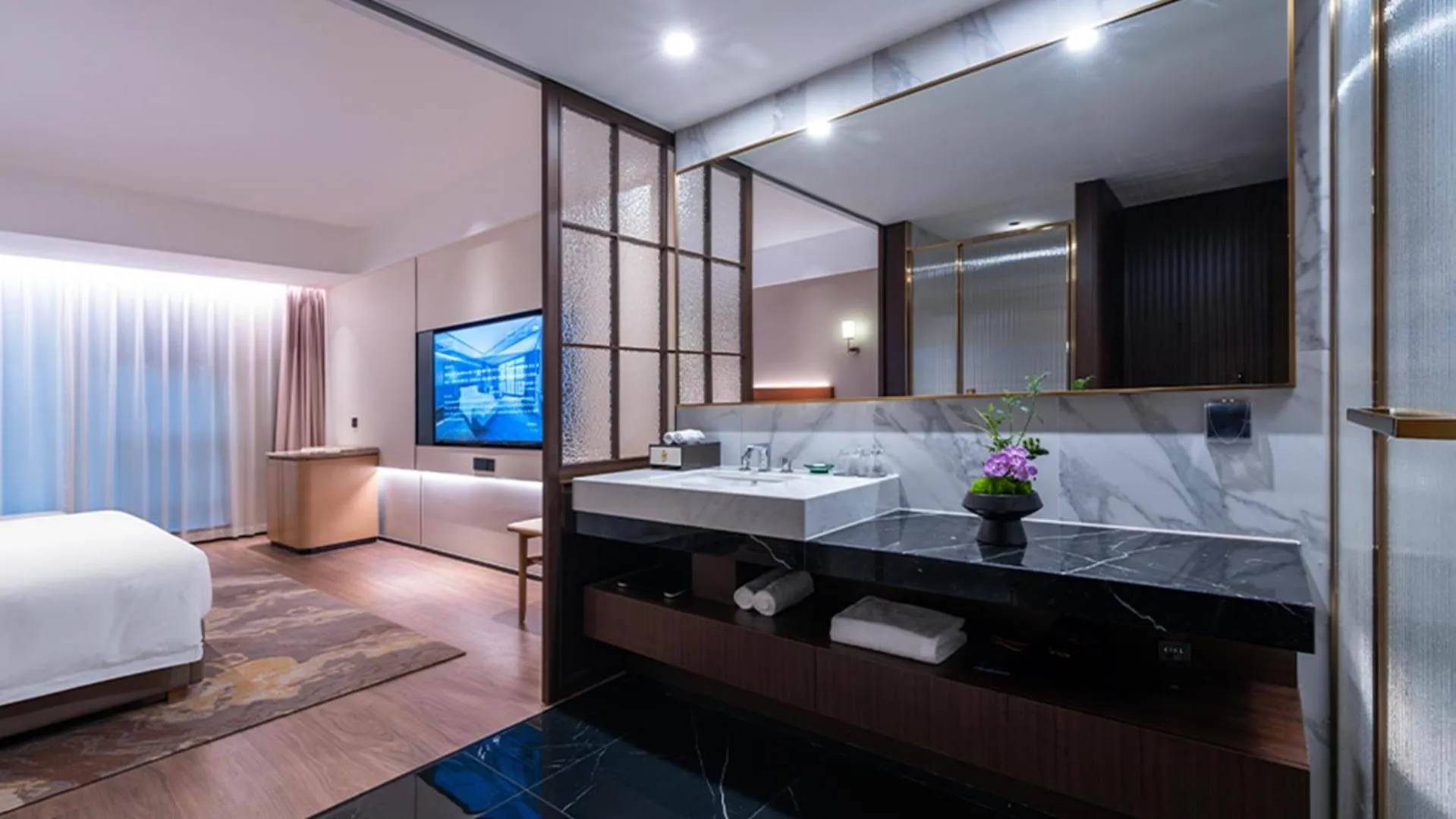 Bathroom, Bed in Wyndham Grand Plaza Royale Ningbo