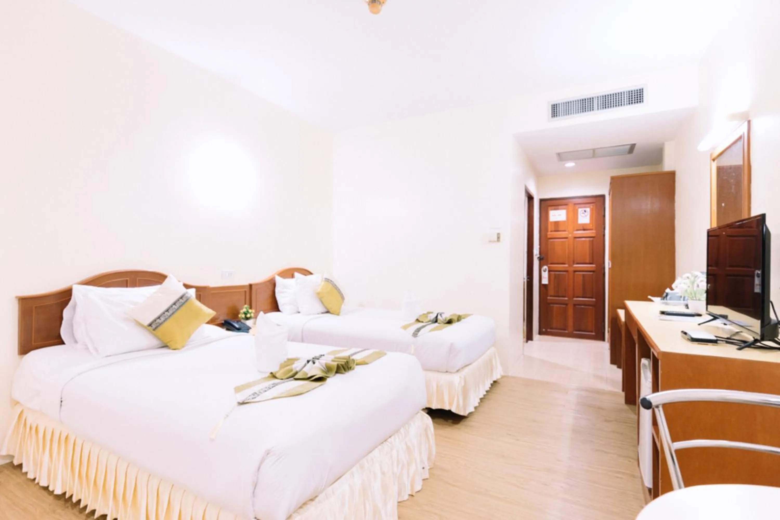 Bedroom, Bed in Chumphon Gardens Hotel