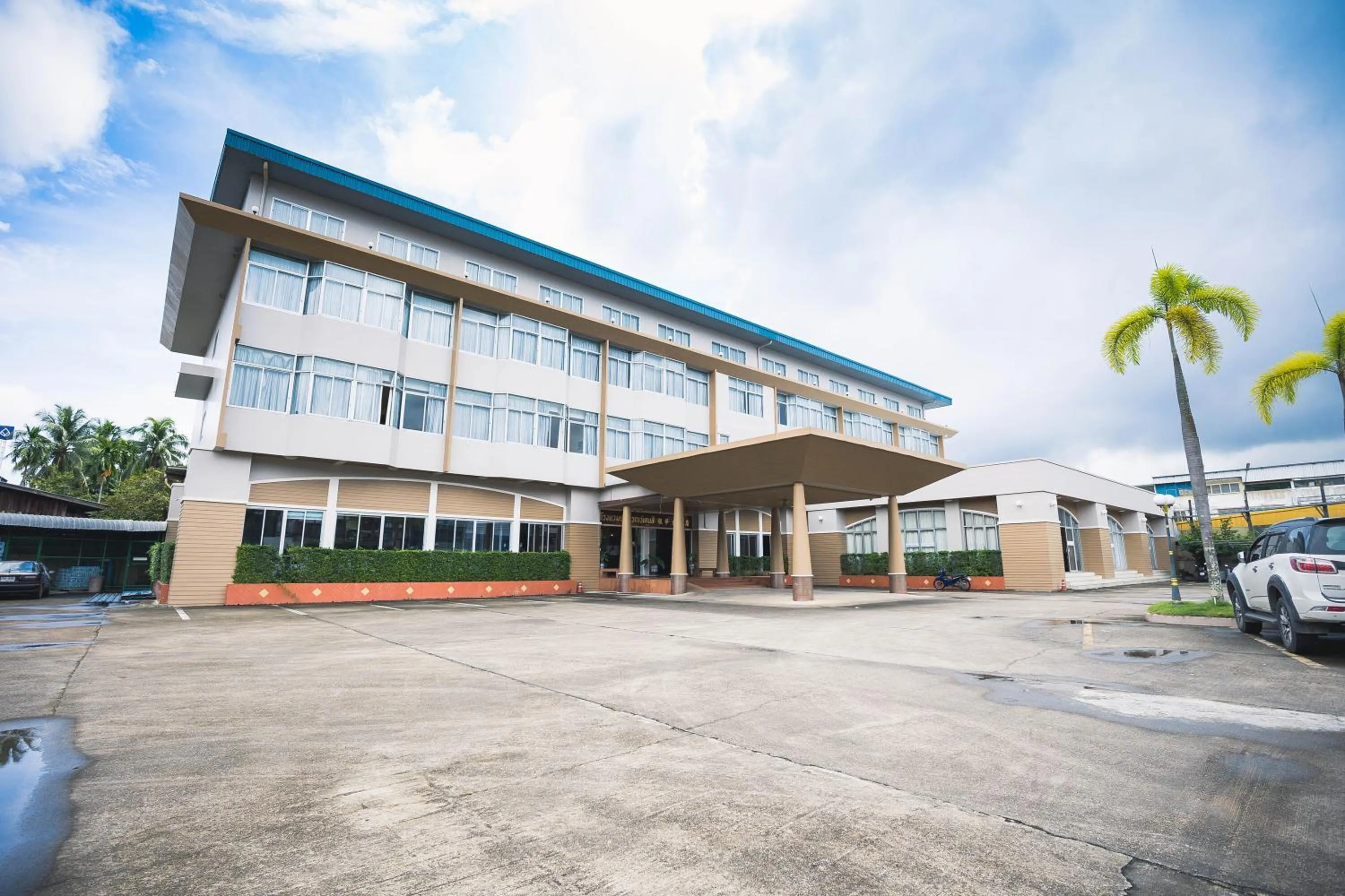 Property building in Chumphon Gardens Hotel