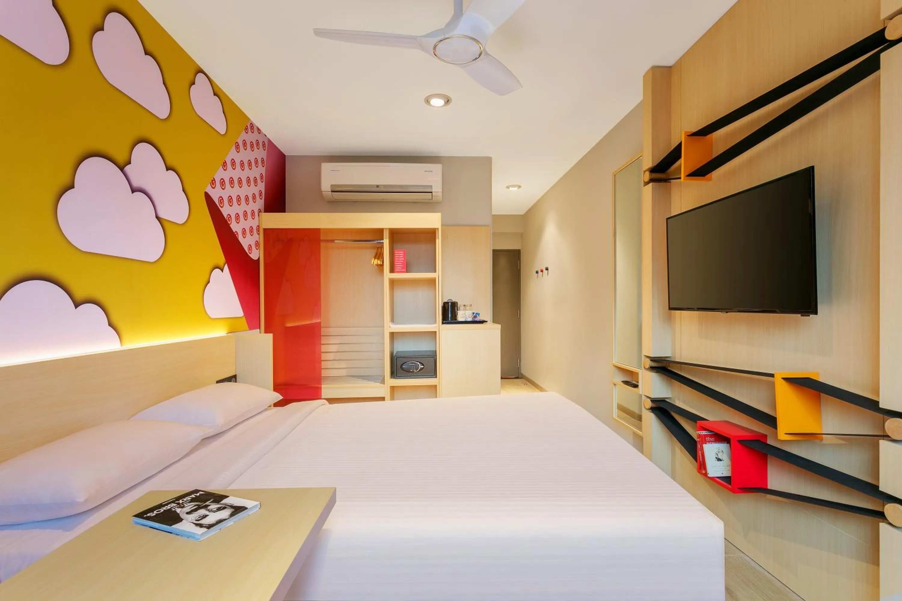 Communal lounge/ TV room, Bed in Ginger Goa, Panjim