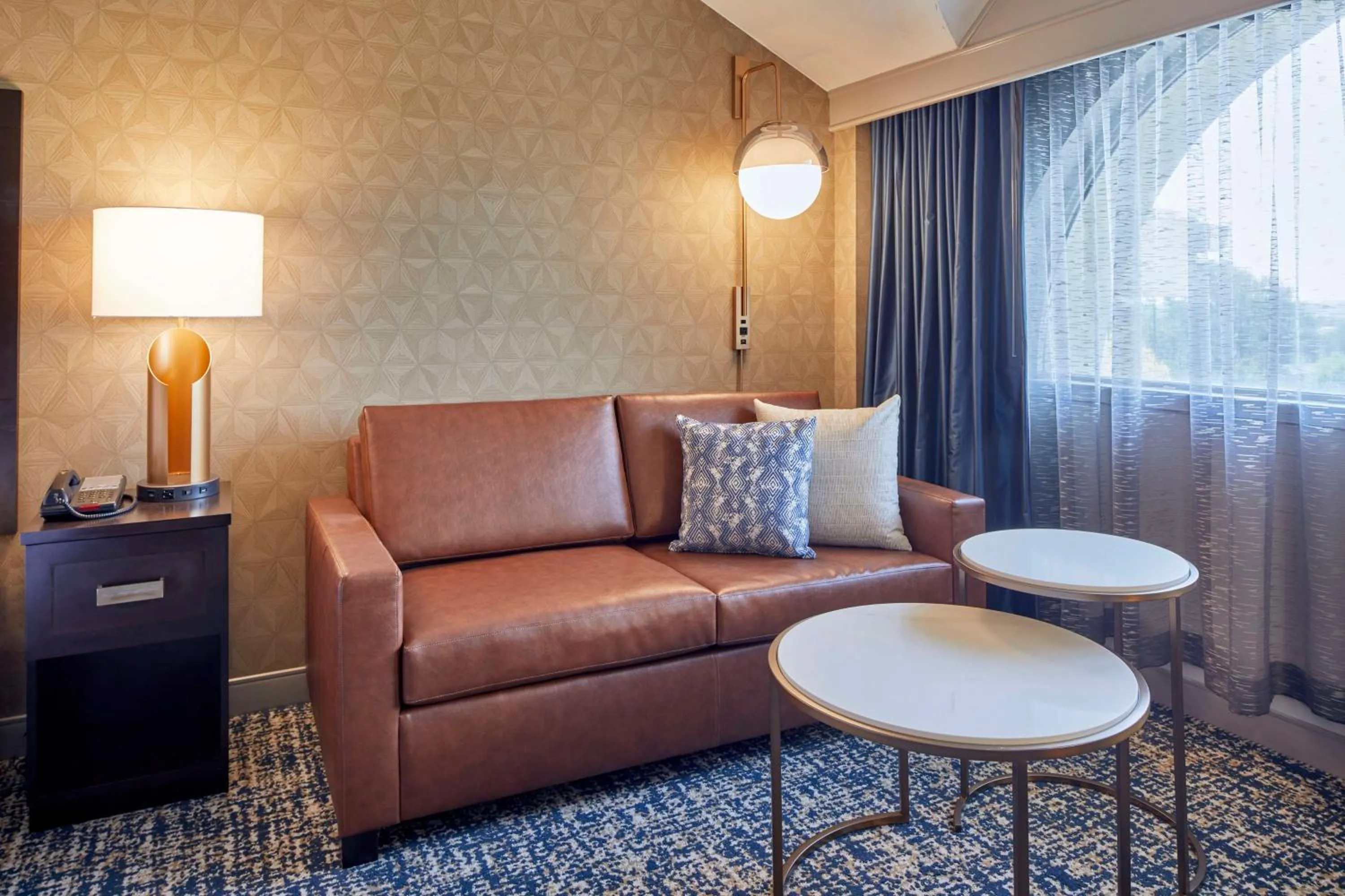 Living room in DoubleTree by Hilton Atlanta/Roswell - Alpharetta Area