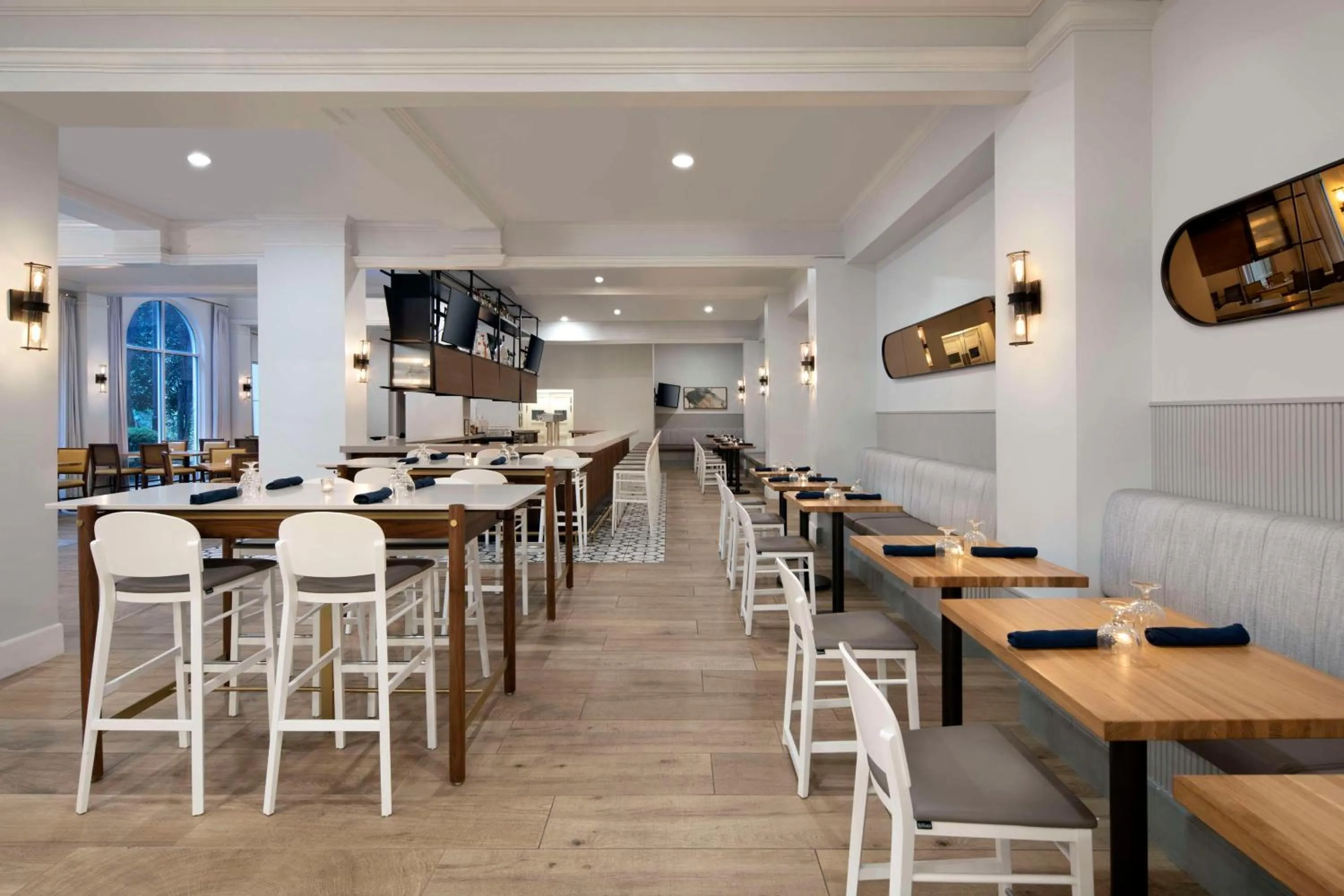 Lounge or bar in DoubleTree by Hilton Atlanta/Roswell - Alpharetta Area