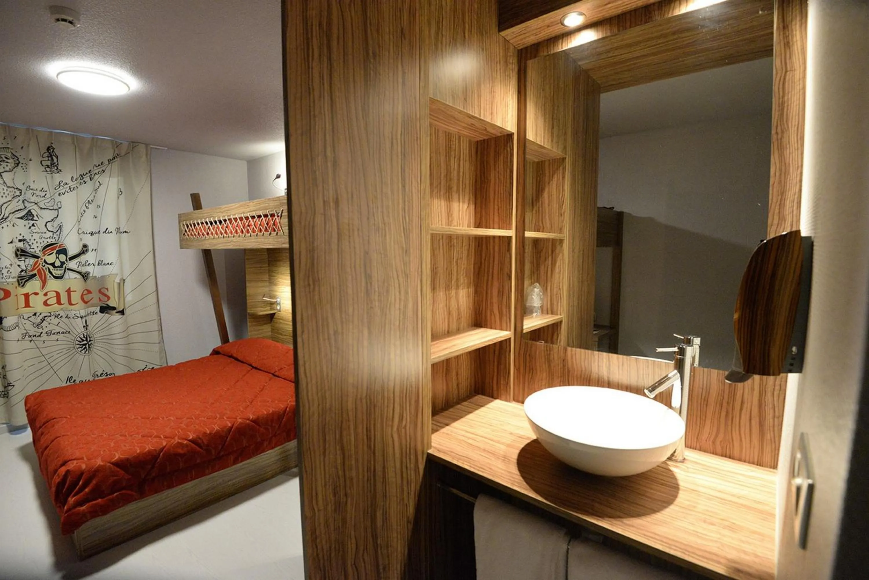 Bedroom, Bed in Hôtel Du Parc - Pirates