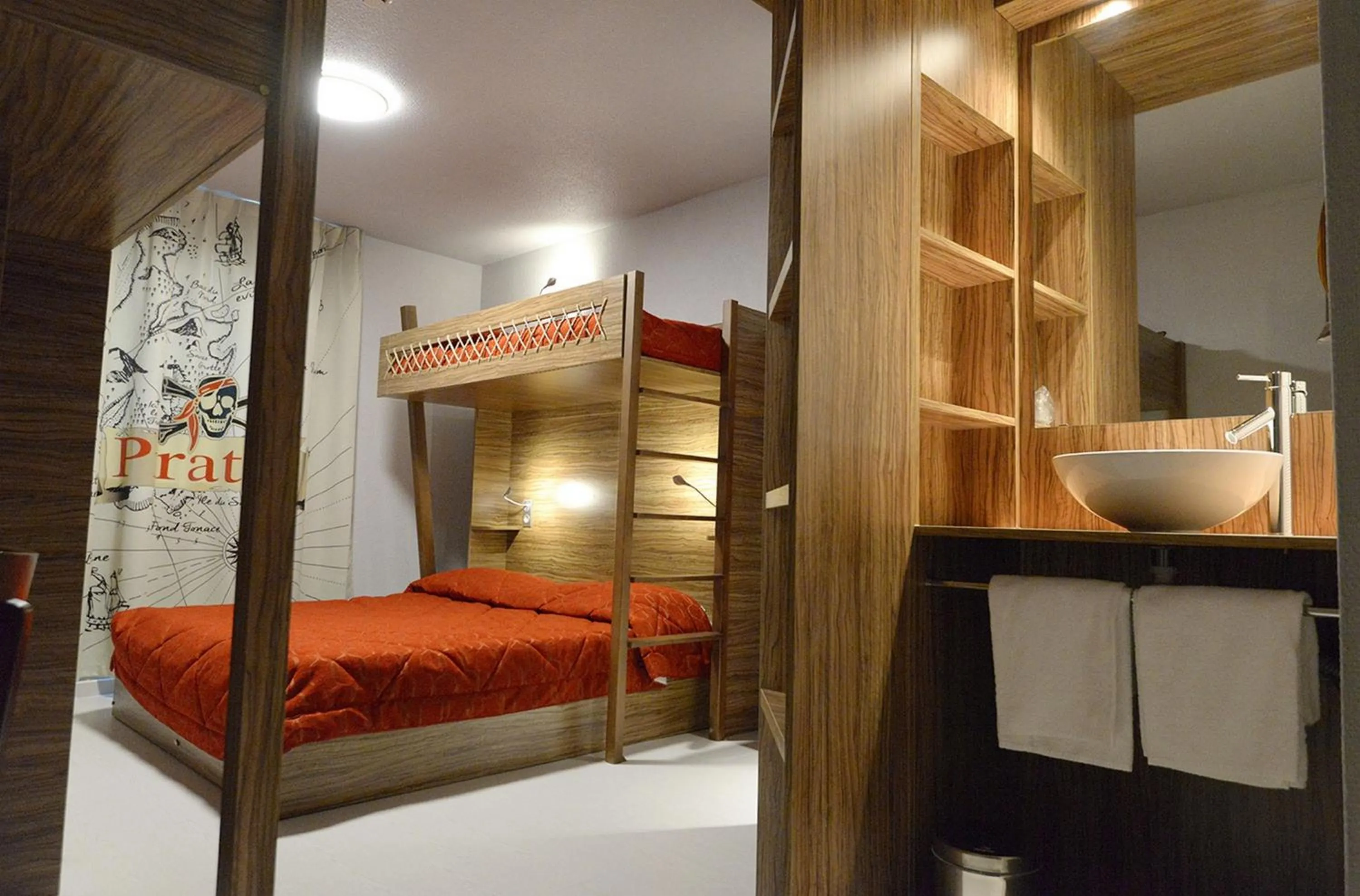 Bedroom, Bed in Hôtel Du Parc - Pirates