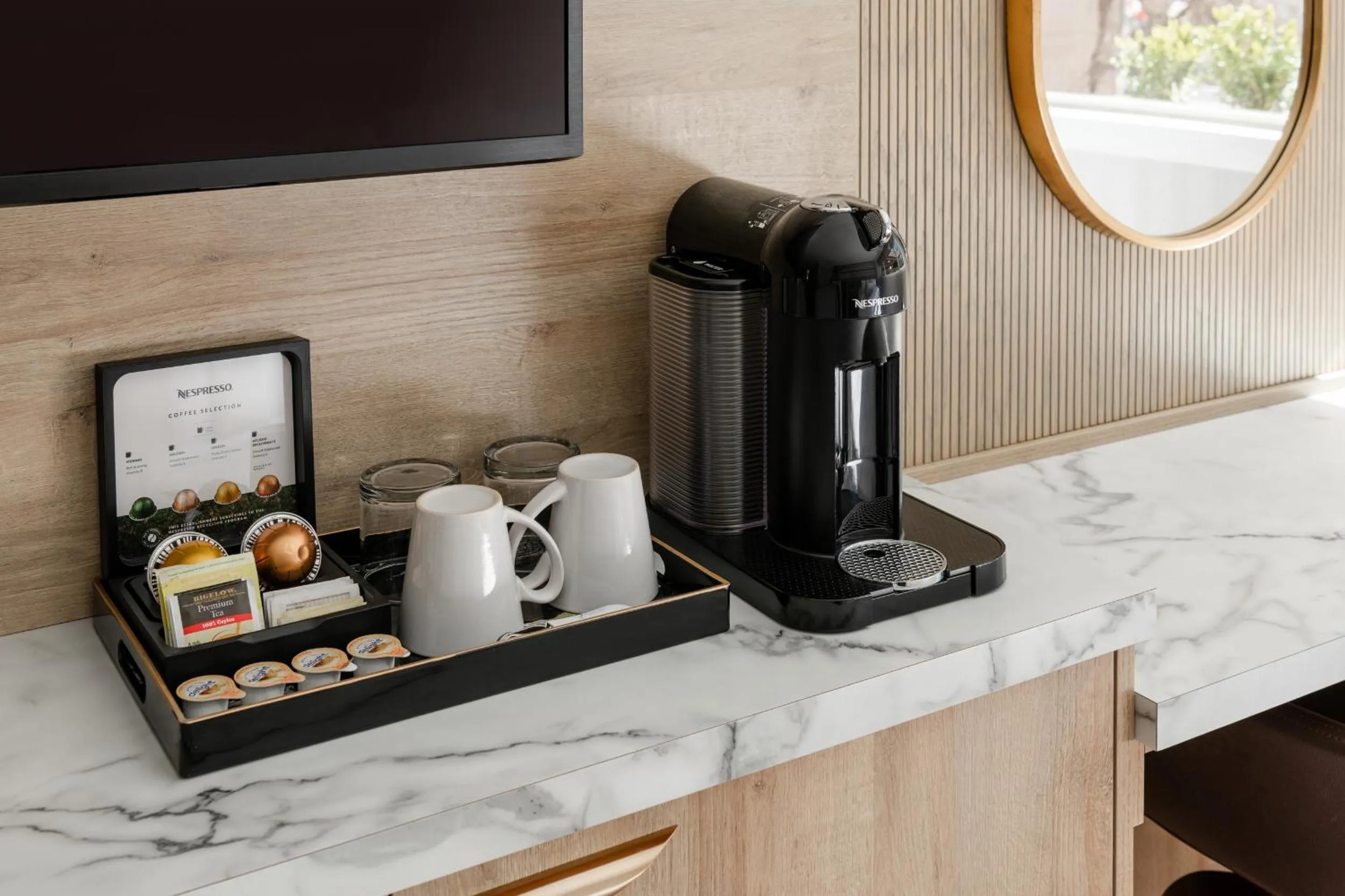 Coffee/tea facilities in Chateau Victoria Hotel & Suites