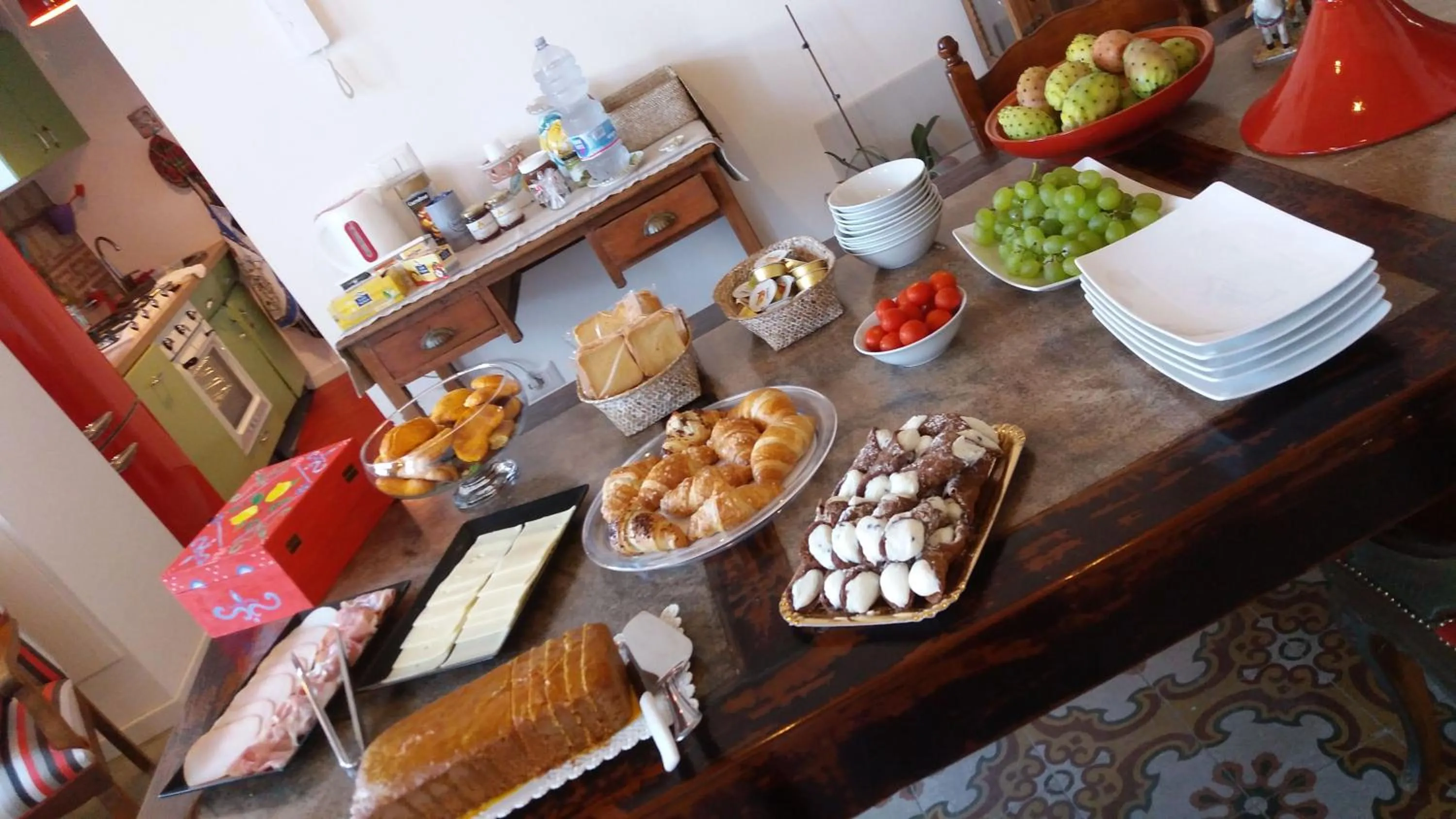 Breakfast in Ad Hoc Rooms