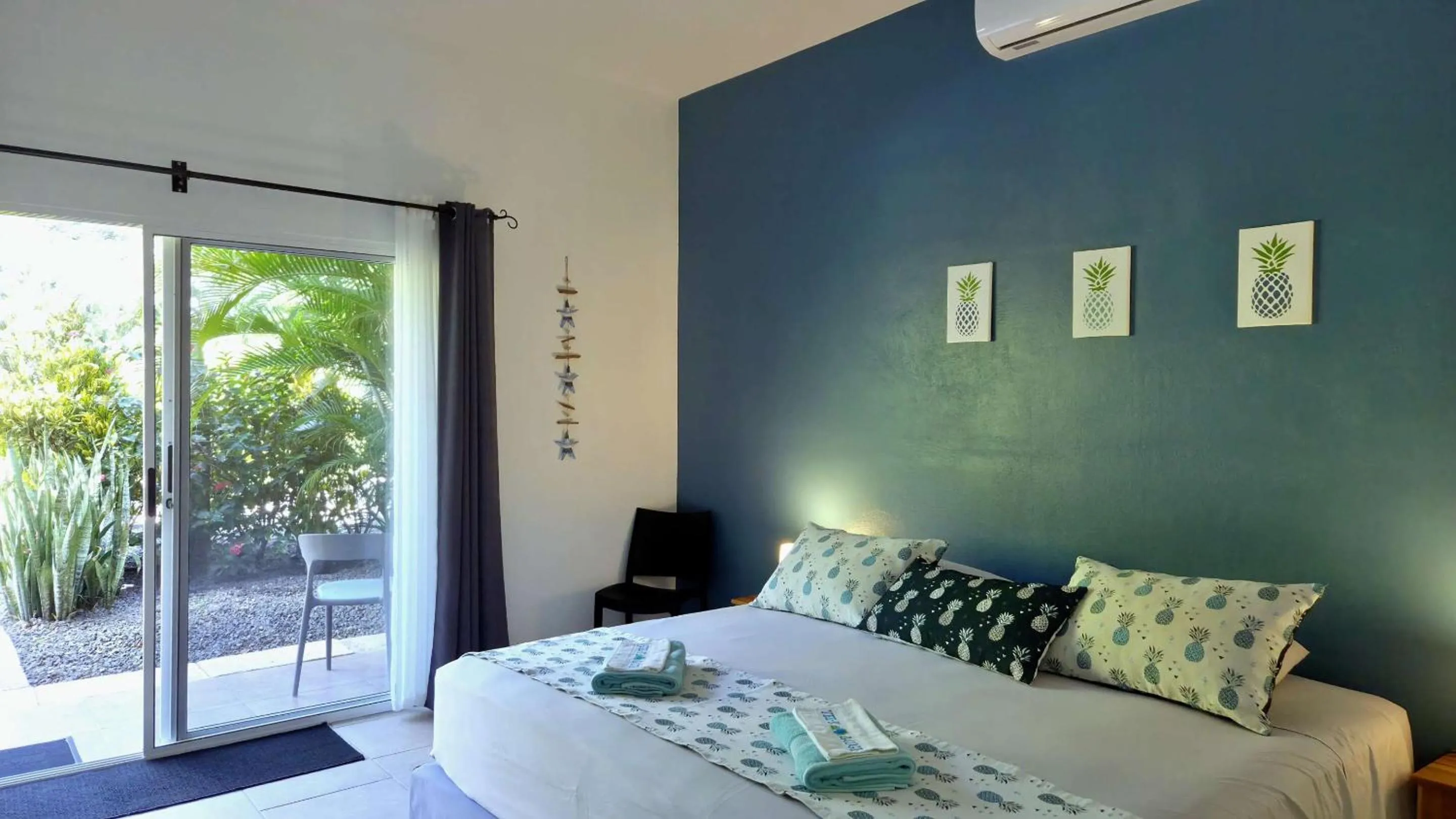 Bedroom, Bed in Tee-K Lodge Tamarindo