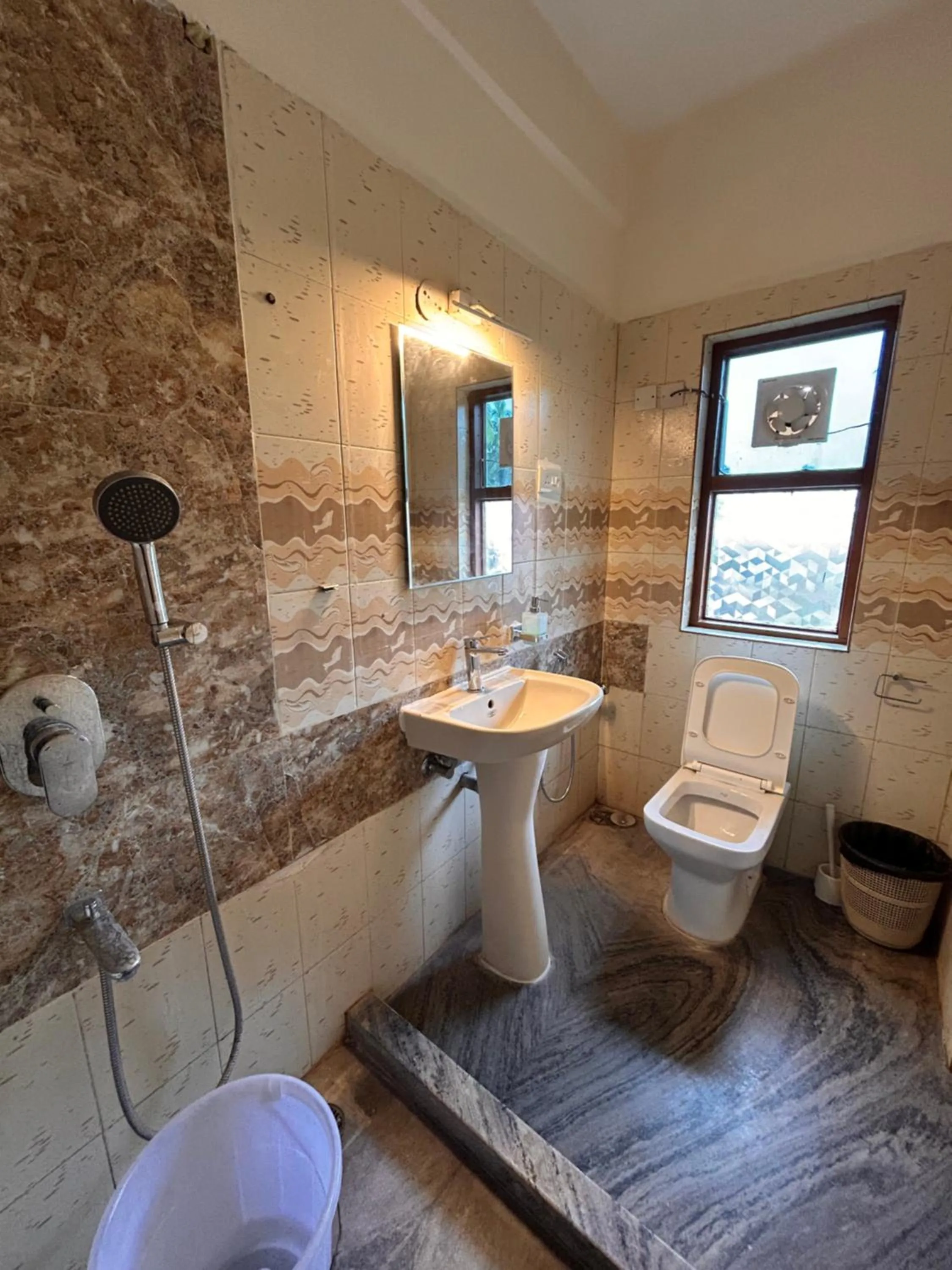 Shower in Maria Paulo Guest House Bar and Restaurant