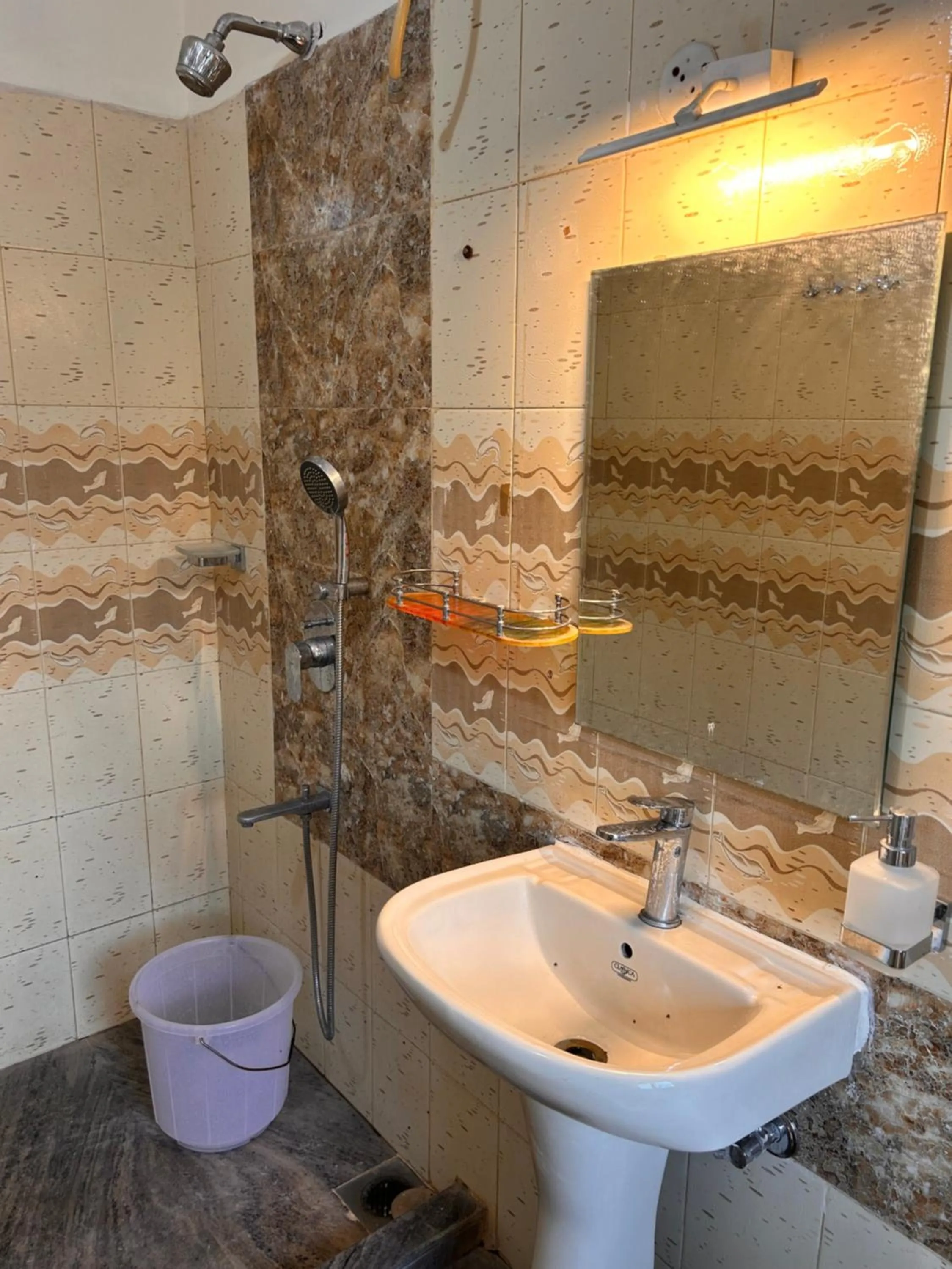 Shower in Maria Paulo Guest House Bar and Restaurant