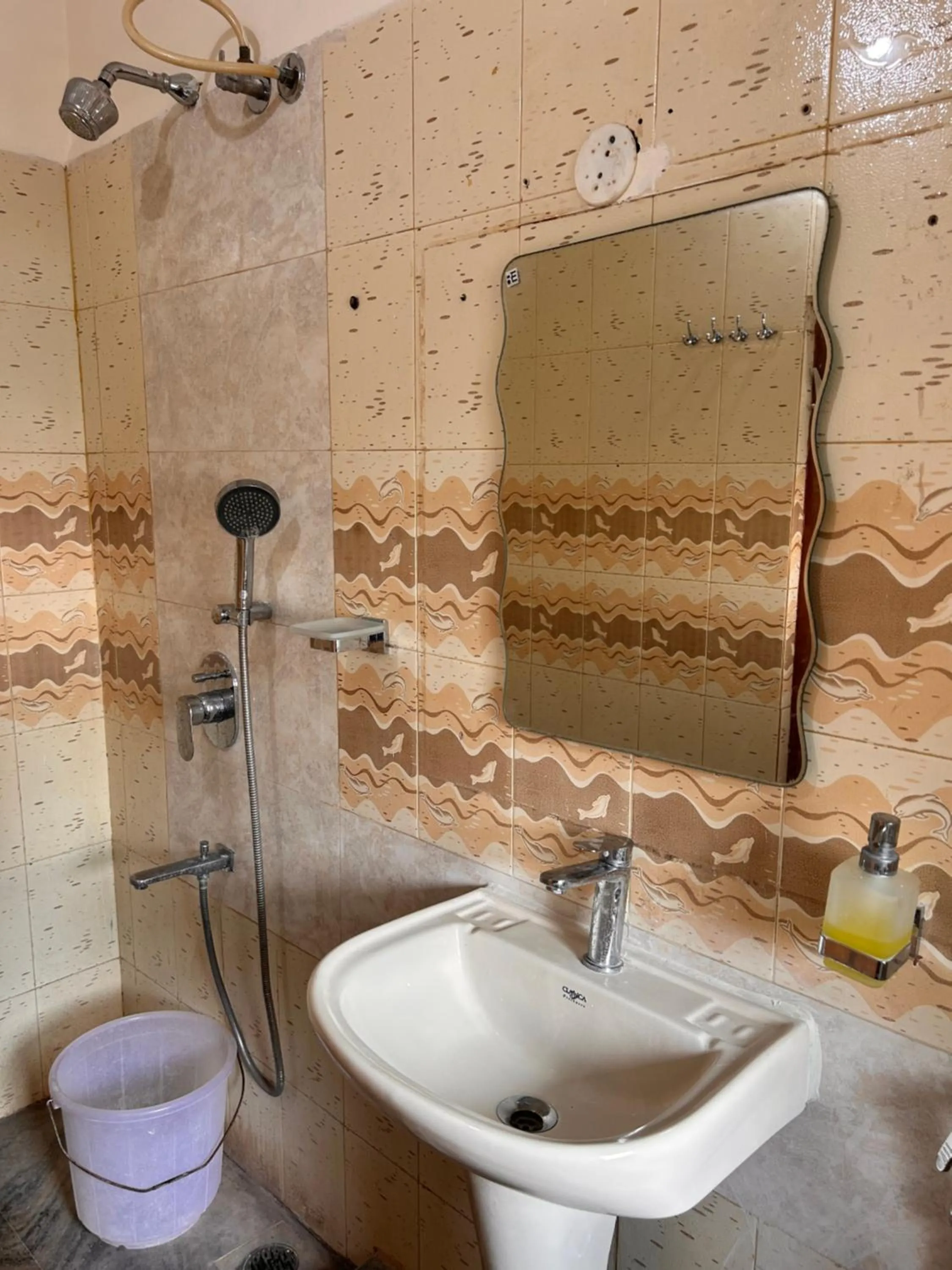 Shower in Maria Paulo Guest House Bar and Restaurant