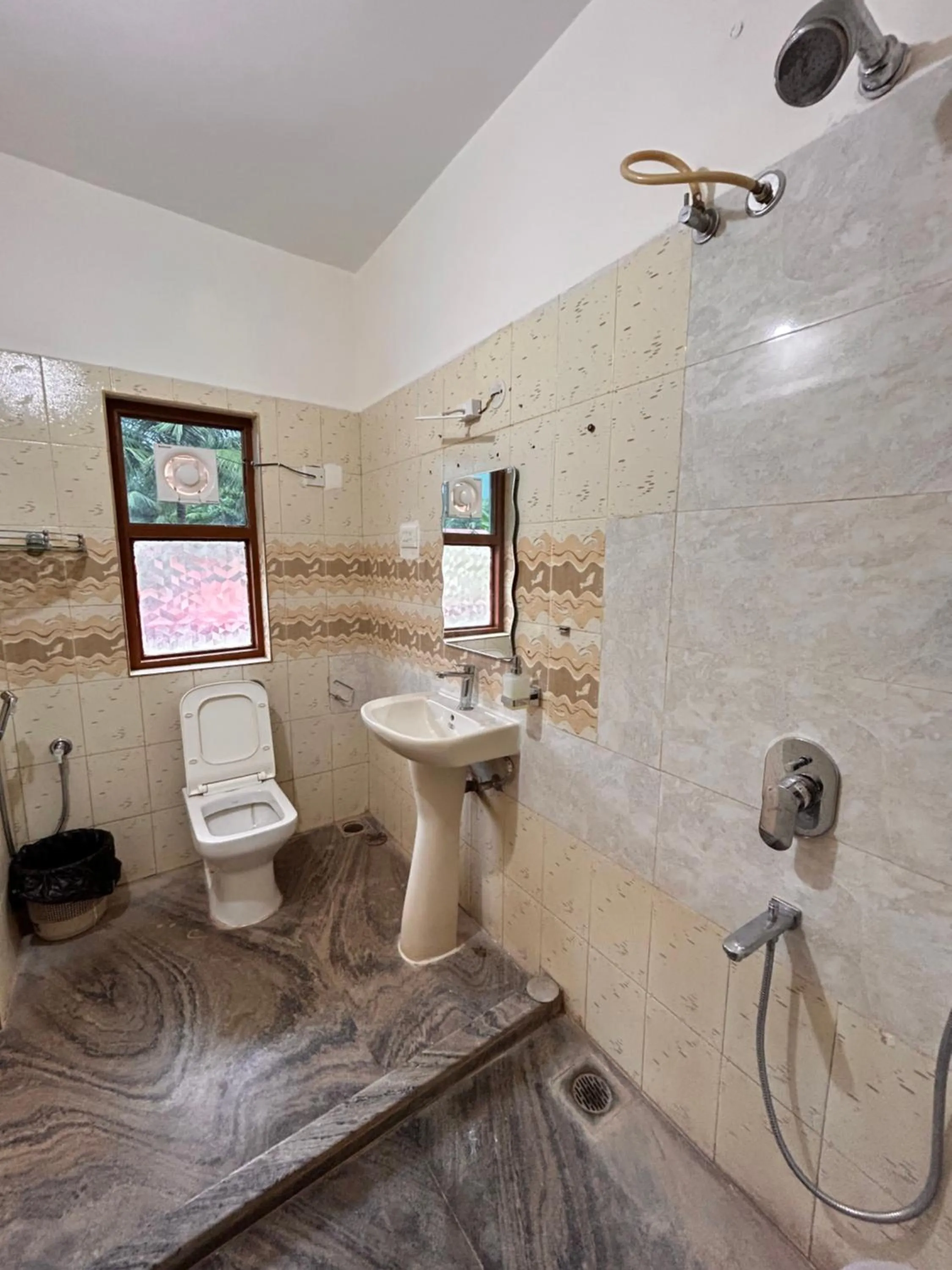 Shower in Maria Paulo Guest House Bar and Restaurant