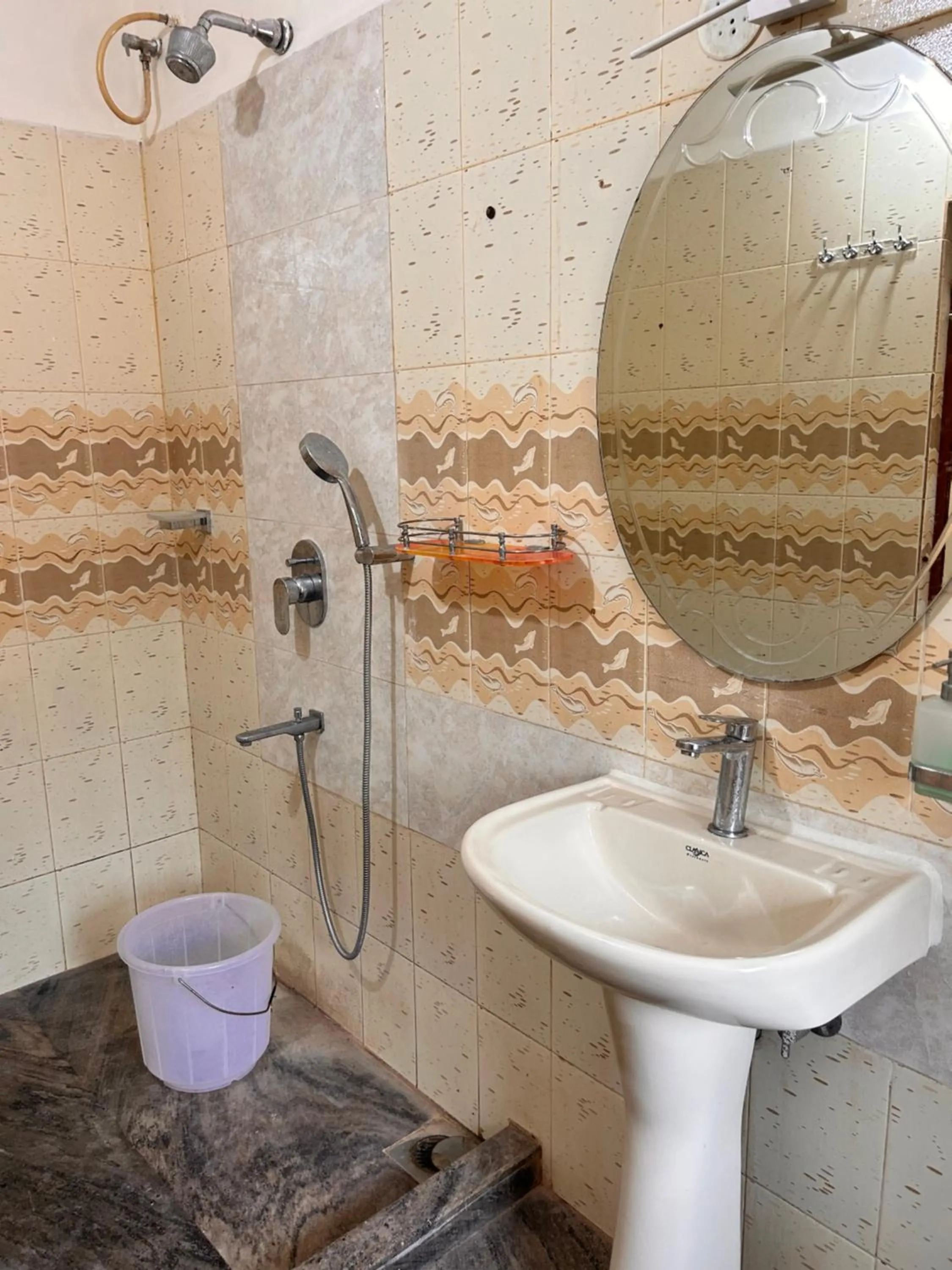 Shower in Maria Paulo Guest House Bar and Restaurant