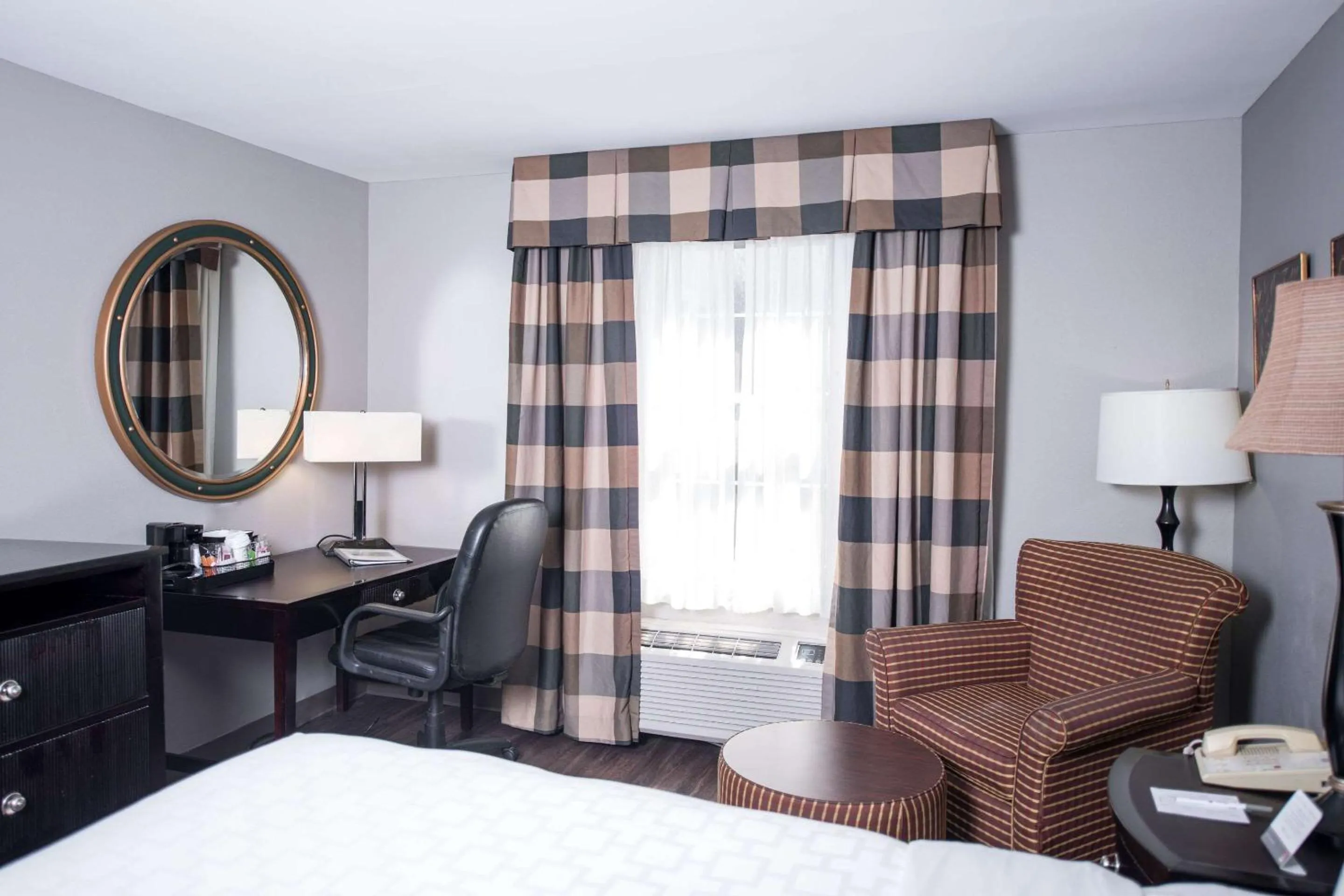 Photo of the whole room, Bed in Clarion Hotel & Conference Center Leesburg