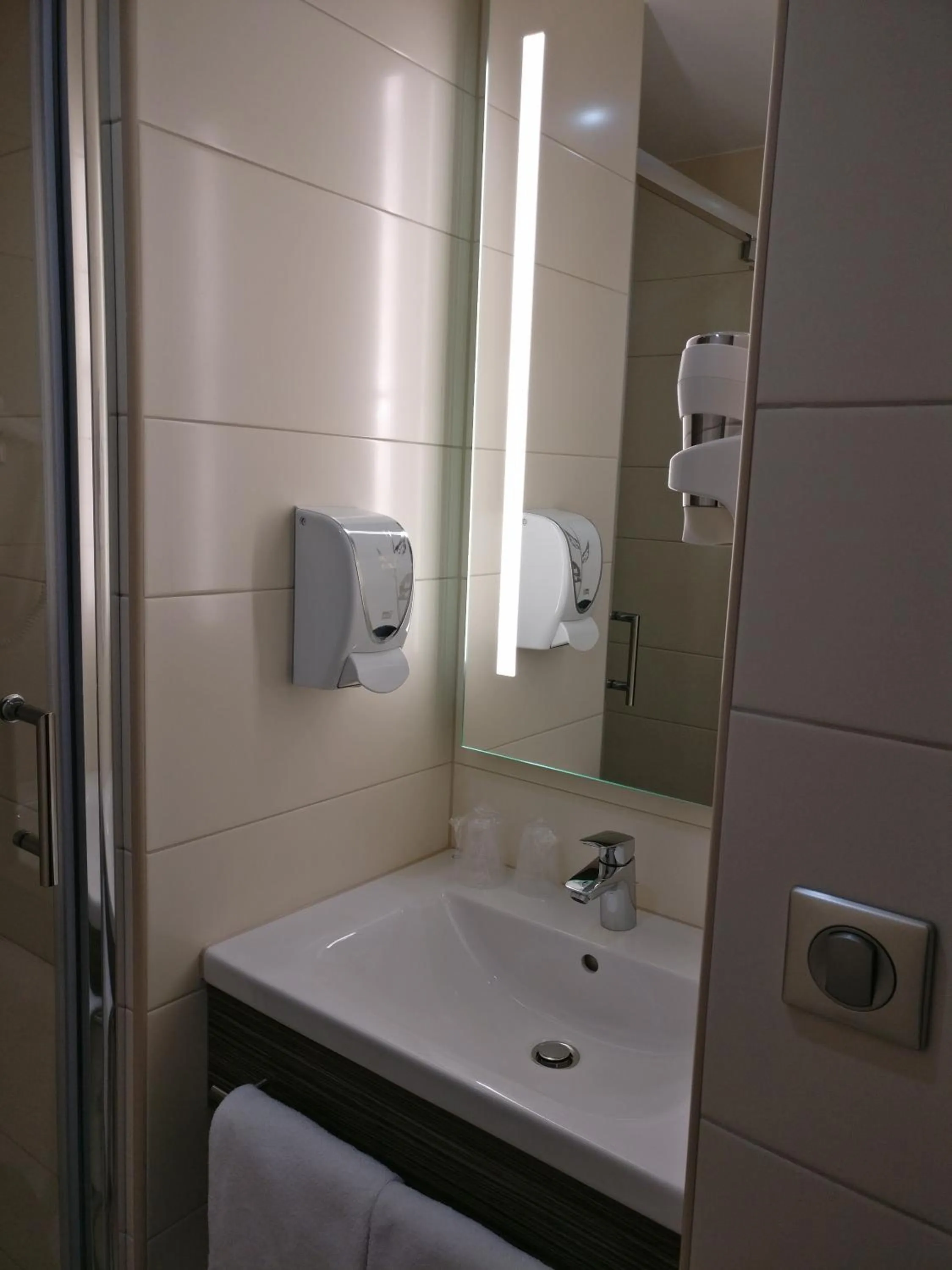 Bathroom in Kyriad Poitiers Jules Verne Site du Futuroscope