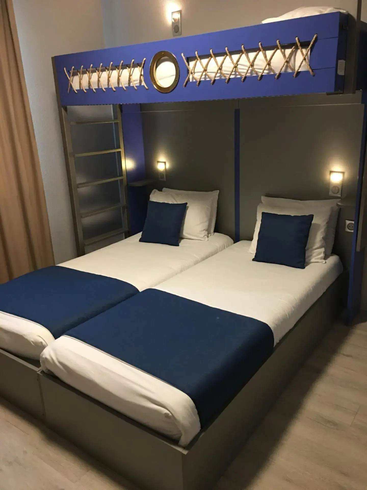 Standard Room - 3 Single Beds in Kyriad Poitiers Jules Verne Site du Futuroscope Standard Room - 3 Single Beds in Kyriad Poitiers Jules Verne Site du Futuroscope