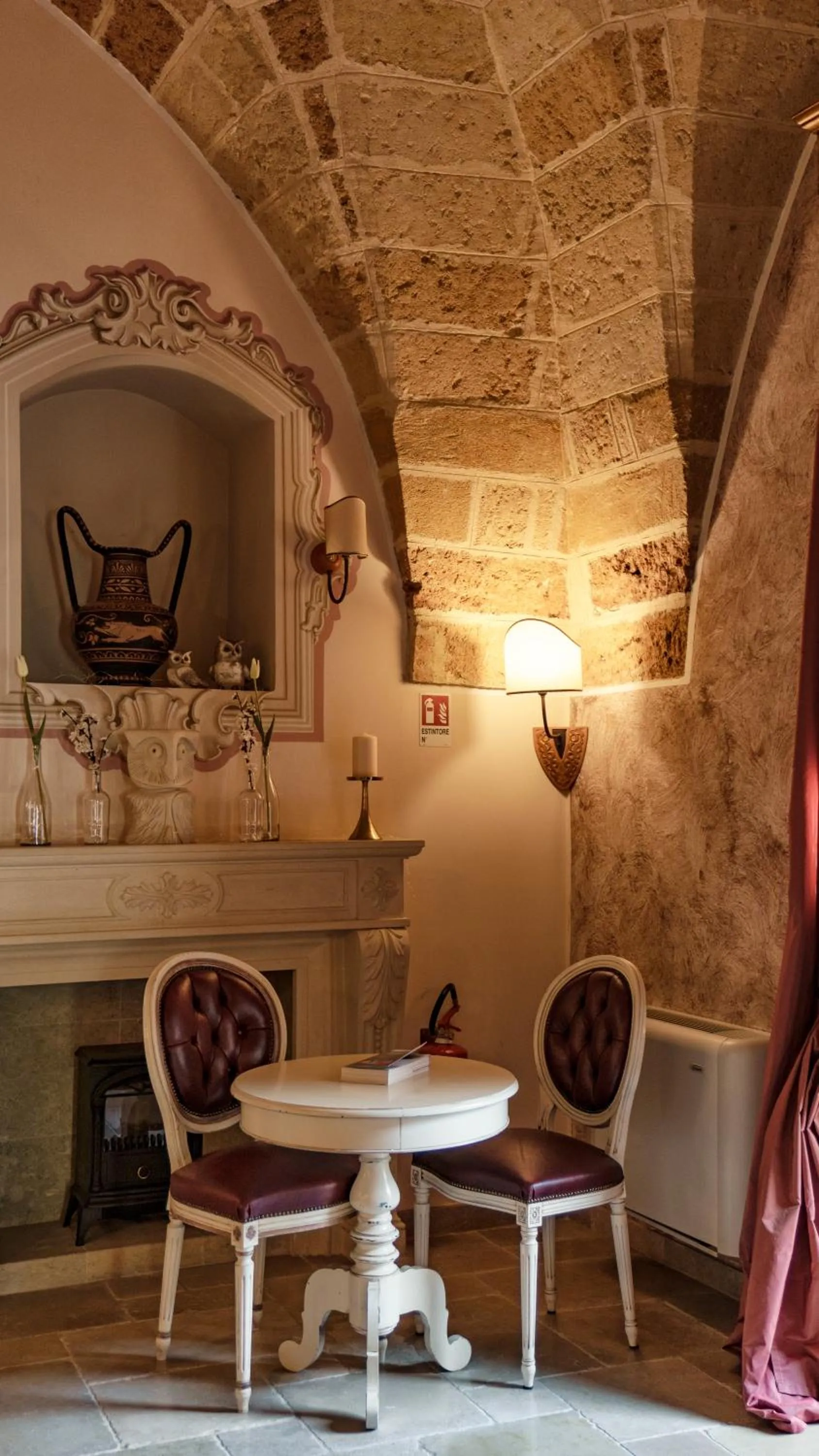 Communal lounge/ TV room in Kelina Charme Hotel by Cantine Due Palme