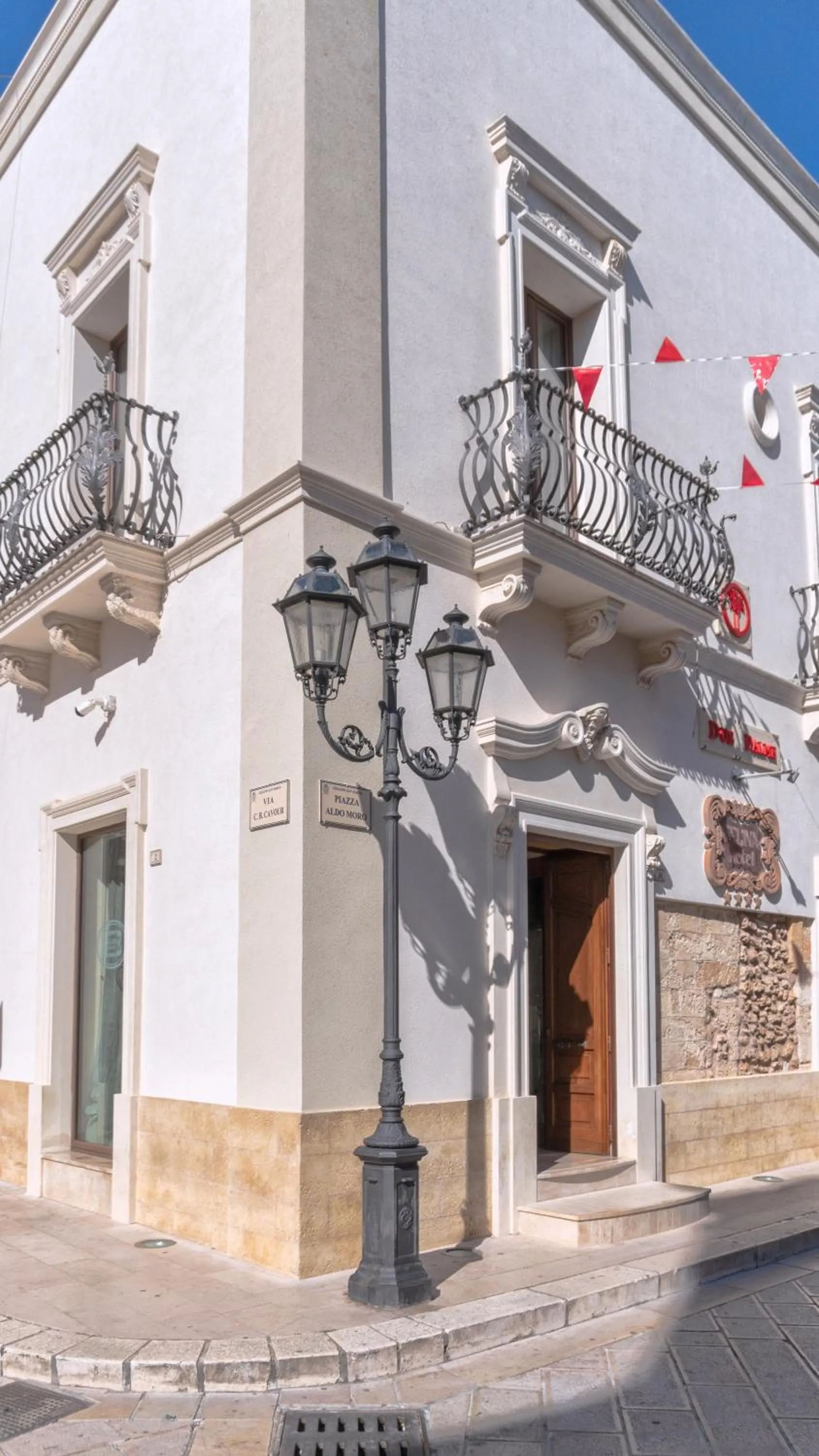 Property building in Kelina Charme Hotel by Cantine Due Palme